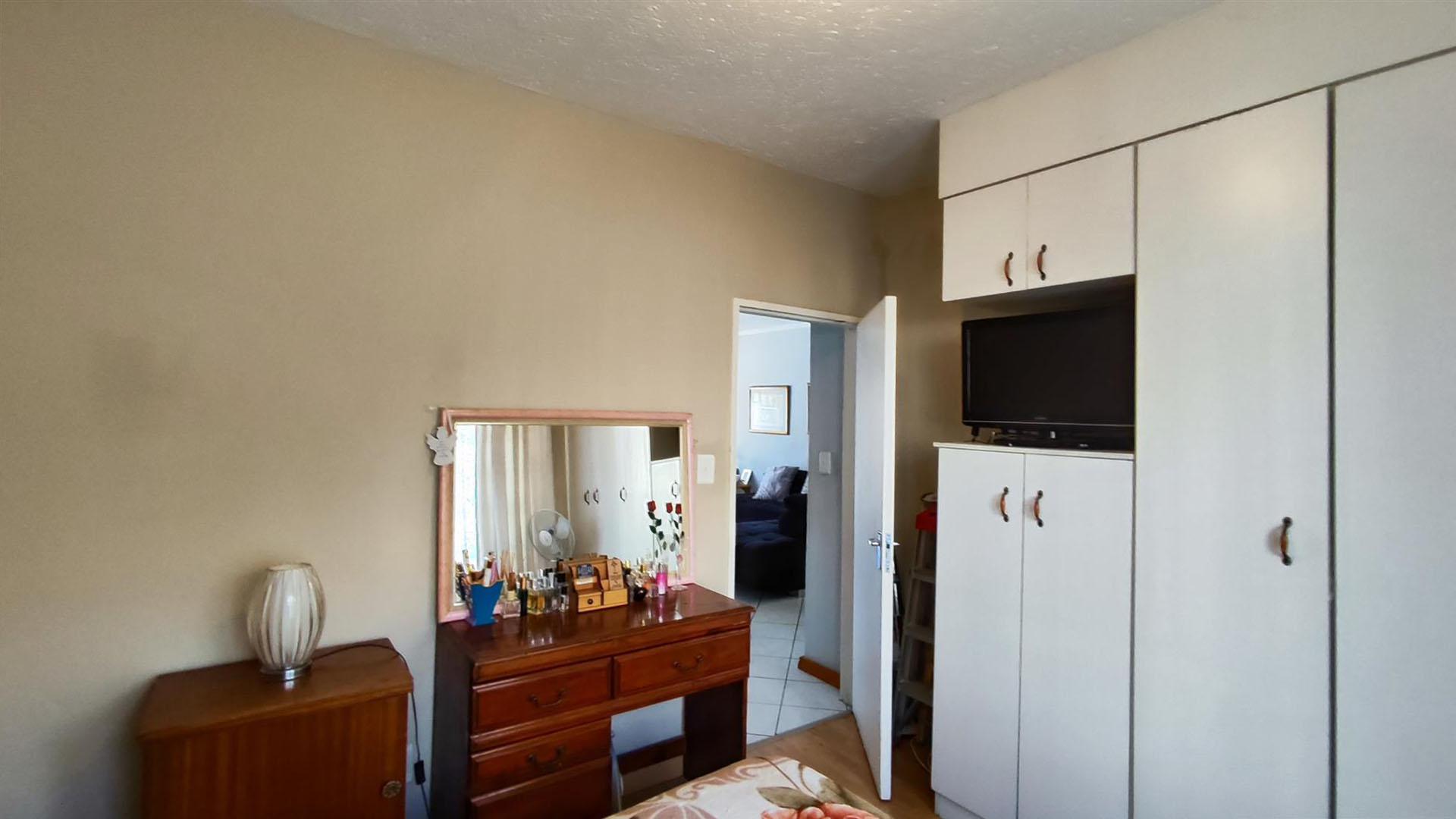 Bed Room 1 - 13 square meters of property in Bedfordview