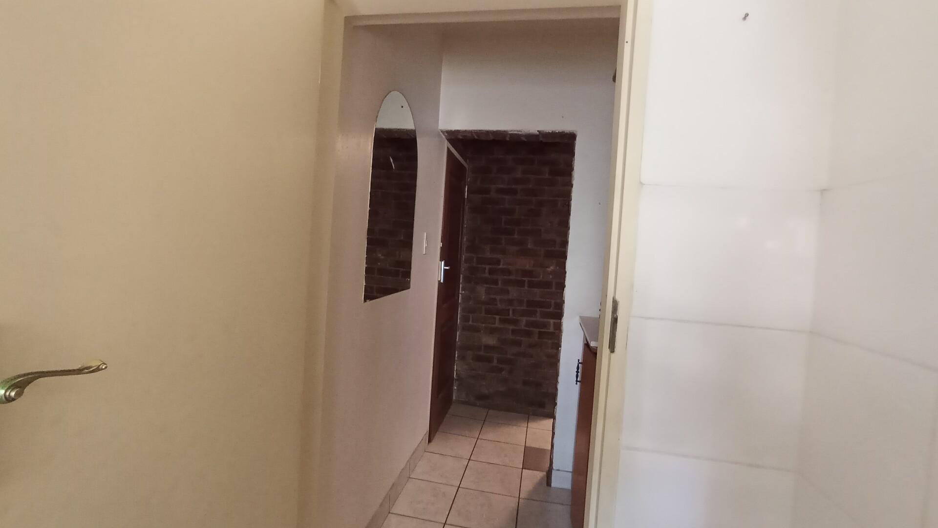 Bathroom 2 - 3 square meters of property in Moreletapark