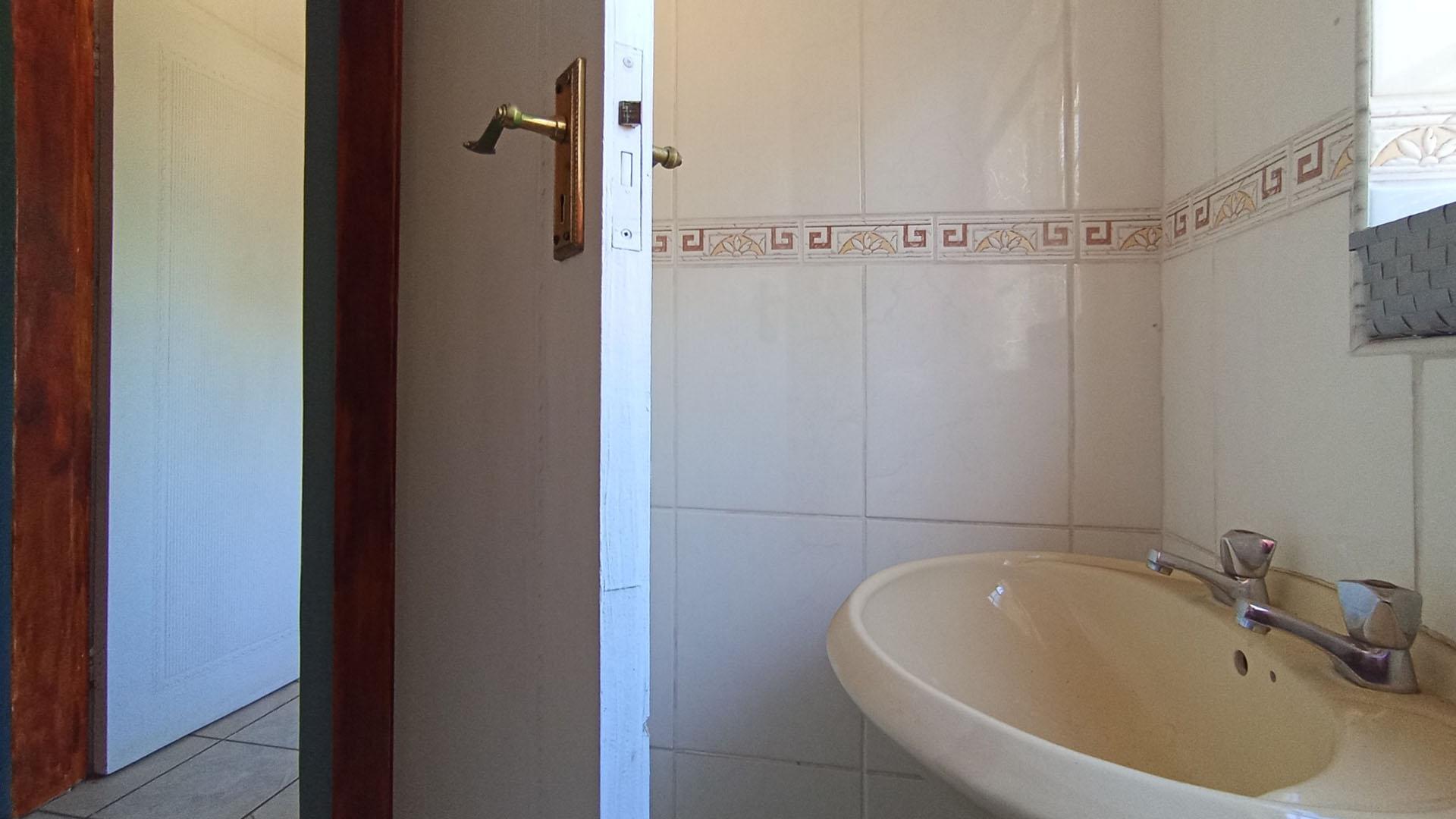 Bathroom 3+ - 8 square meters of property in Moreletapark