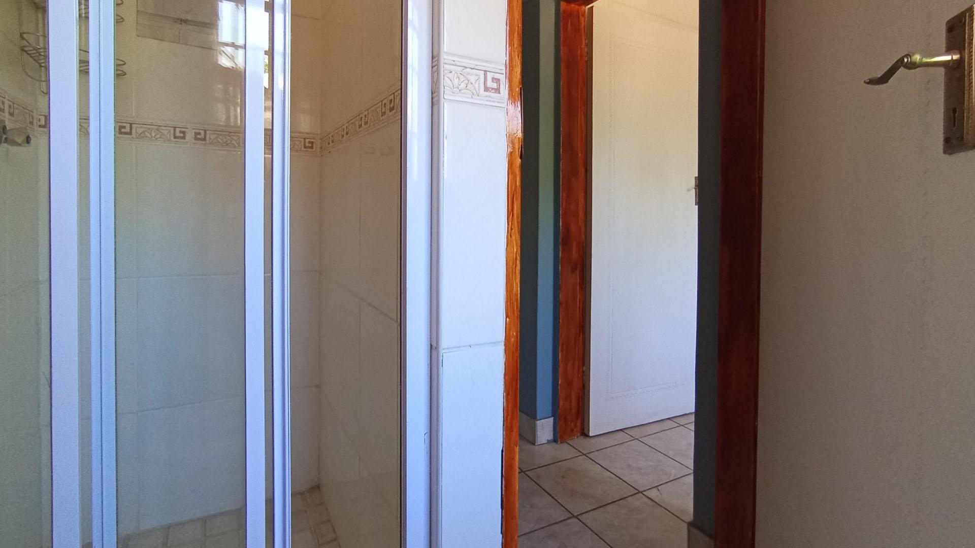 Bathroom 3+ - 8 square meters of property in Moreletapark