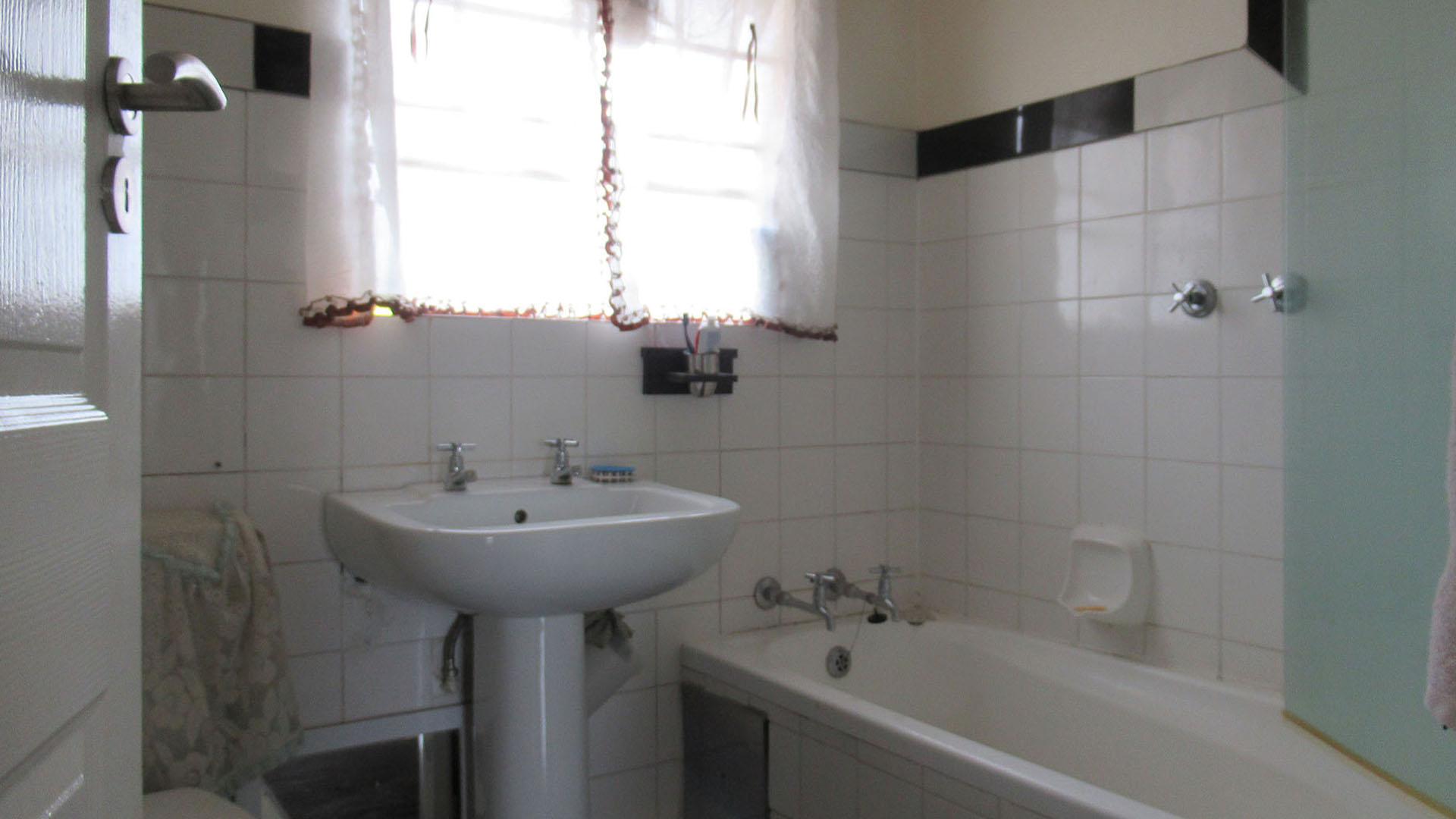 Bathroom 1 - 4 square meters of property in Alan Manor