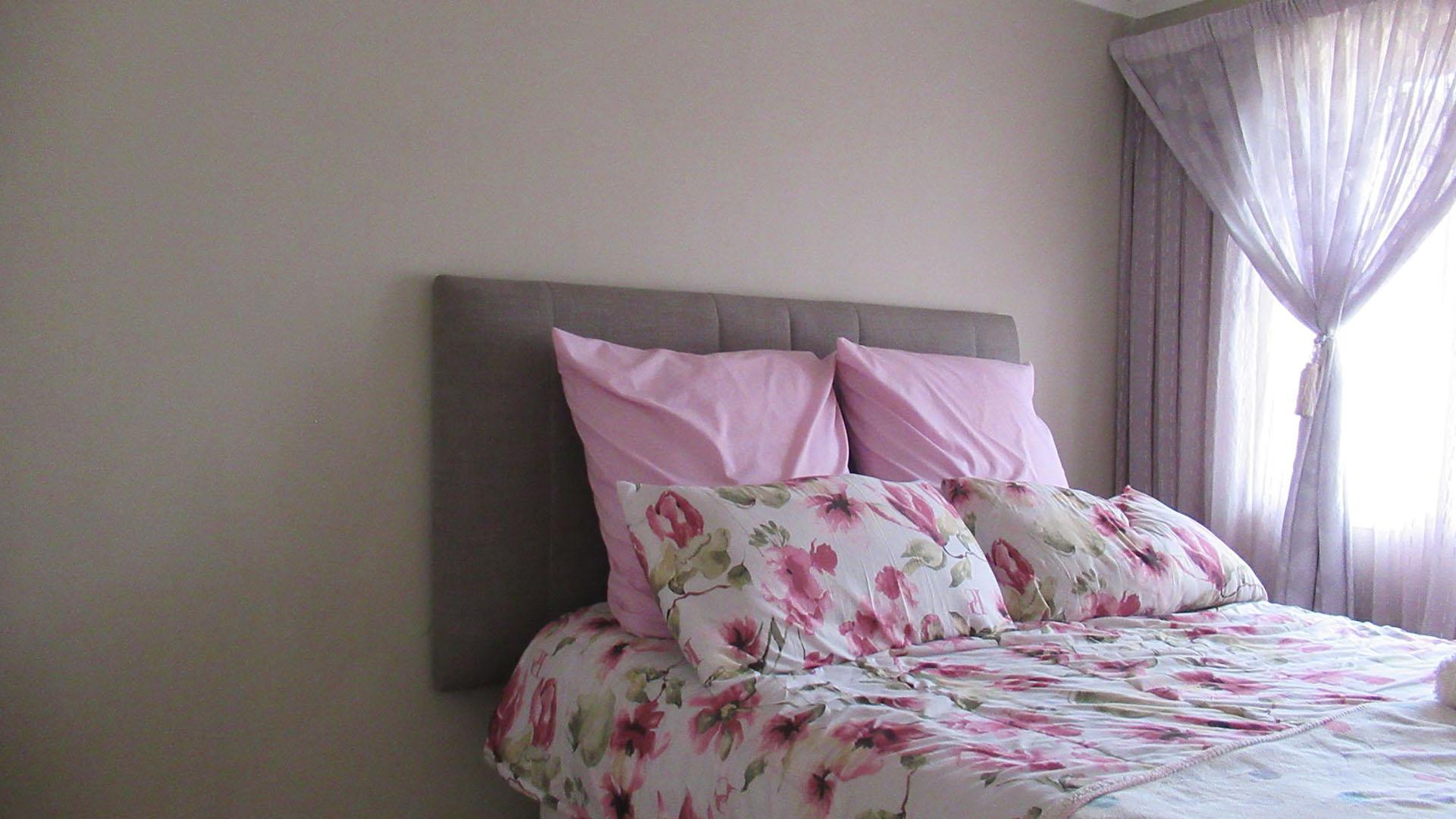 Bed Room 1 - 8 square meters of property in Alan Manor