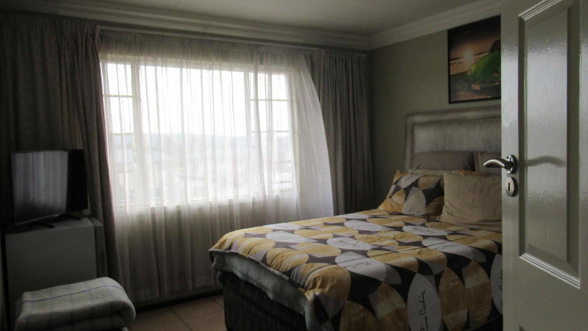 Bed Room 2 - 12 square meters of property in Alan Manor