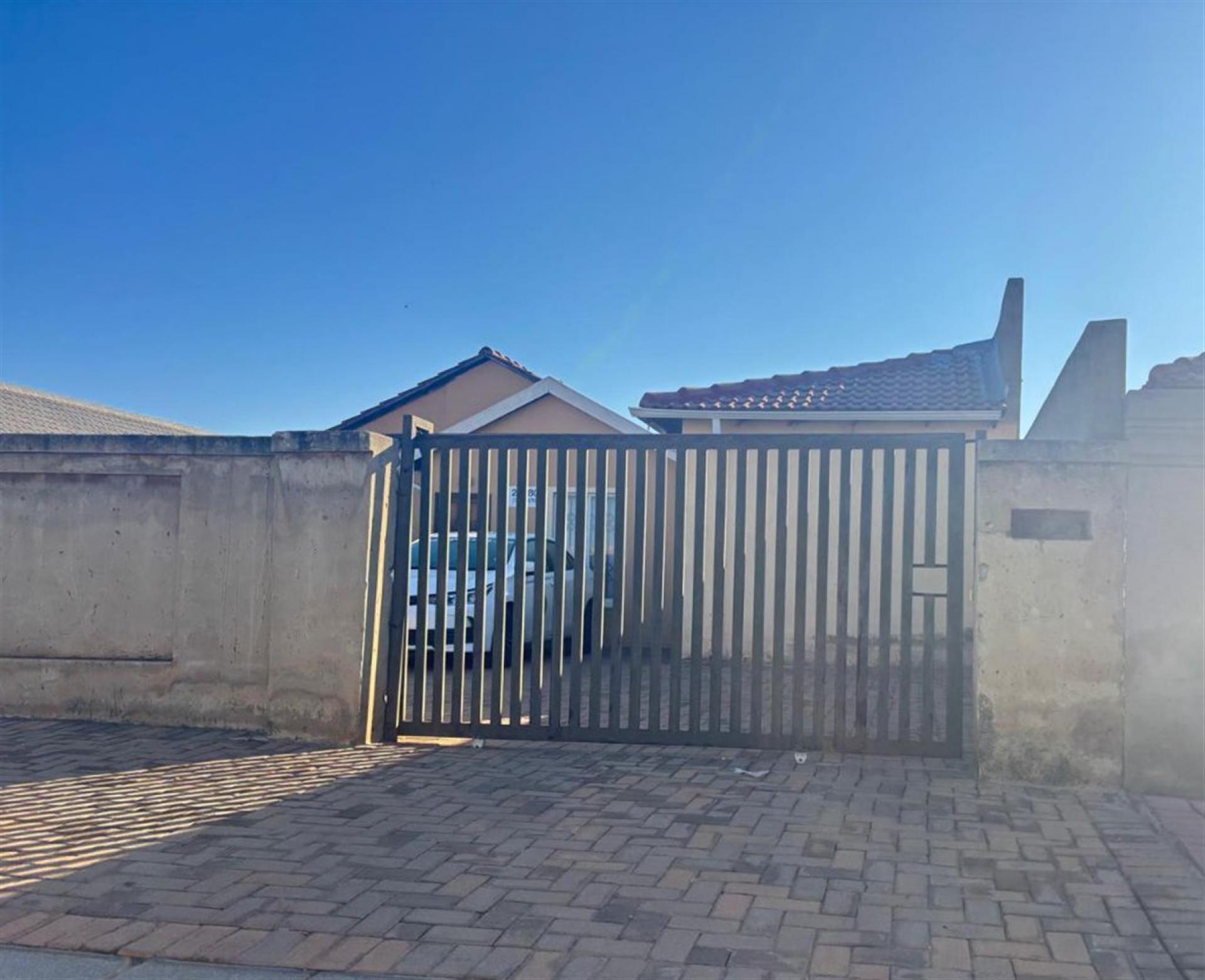 Front View of property in Protea Glen