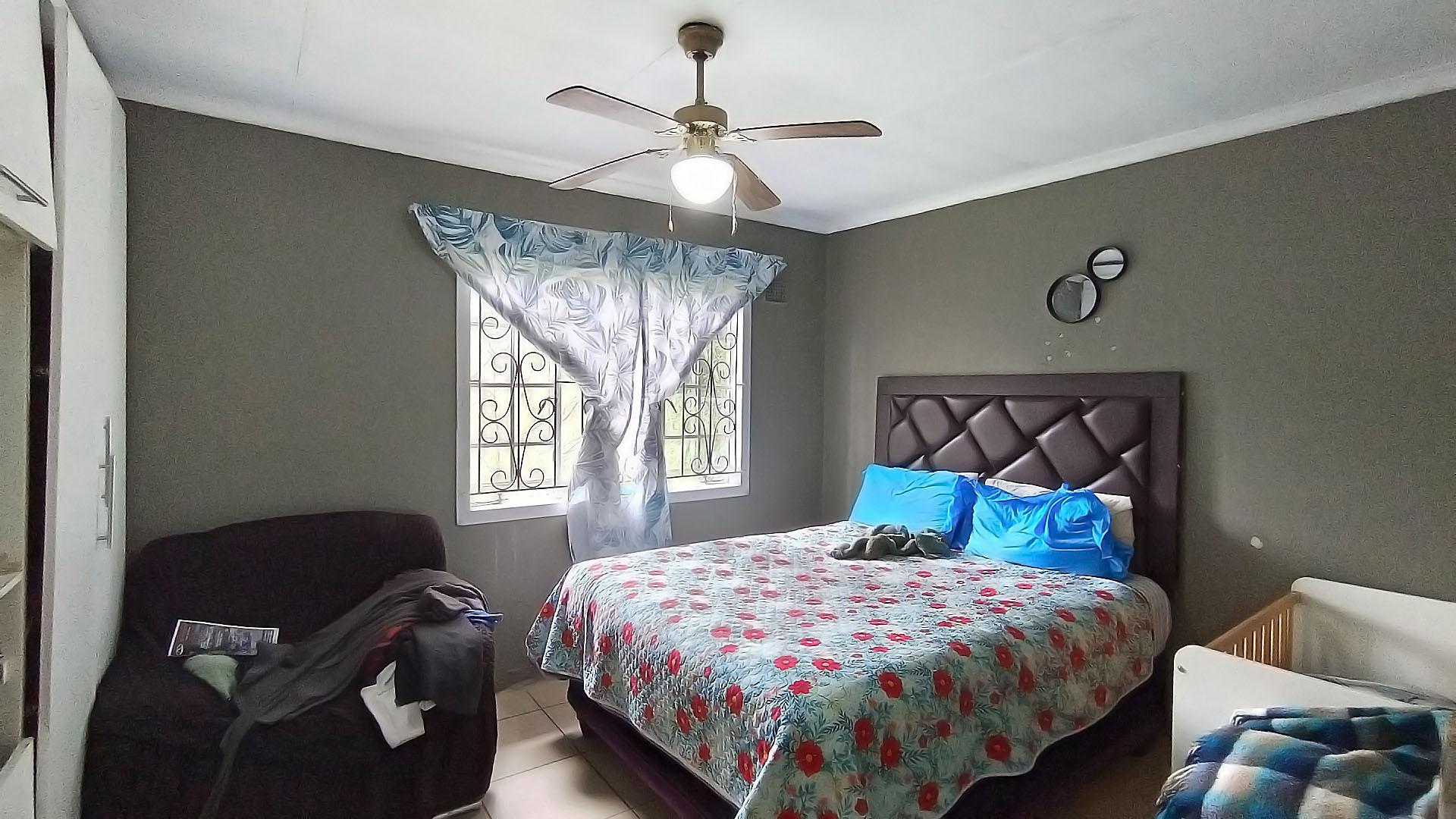 Main Bedroom - 14 square meters of property in Trenance Park