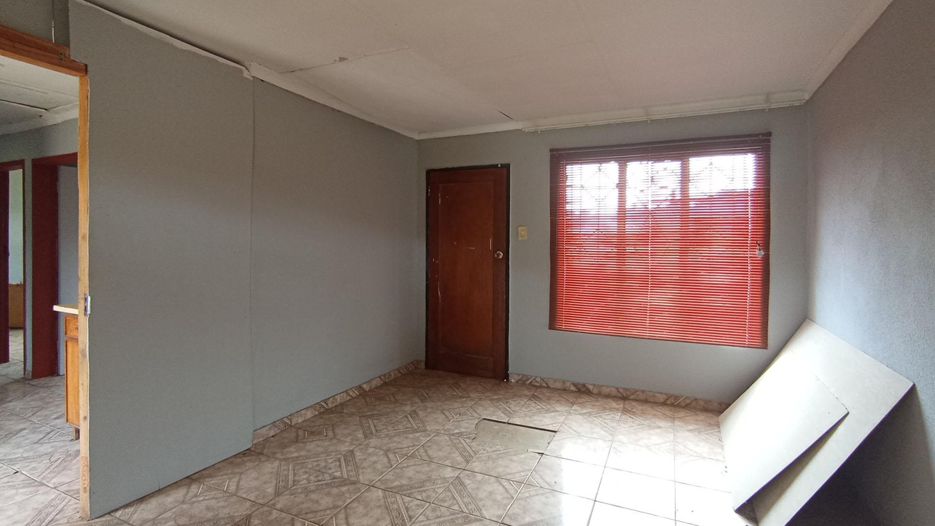 Lounges - 16 square meters of property in Soshanguve