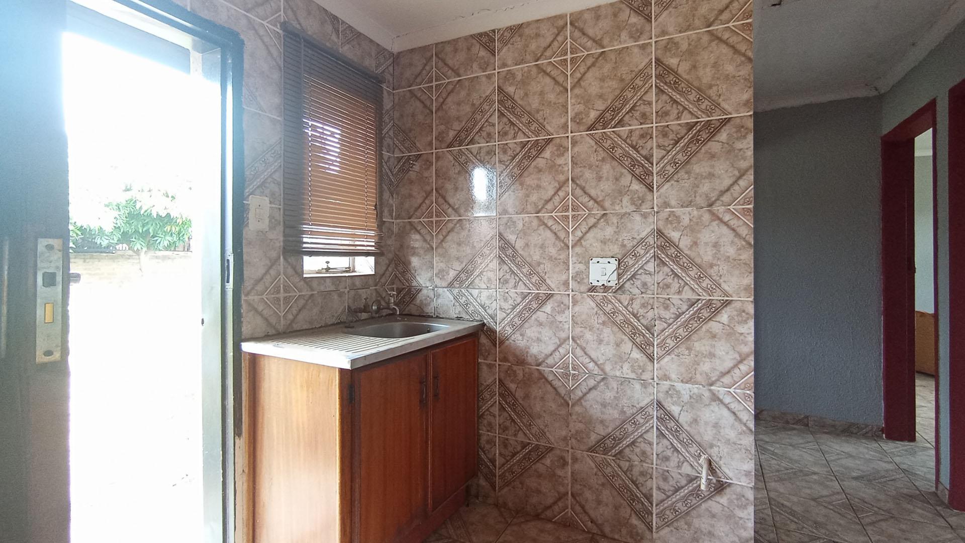 Kitchen - 6 square meters of property in Soshanguve