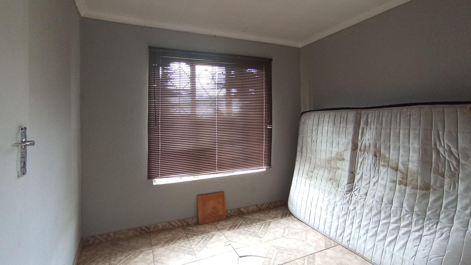 Bed Room 1 - 9 square meters of property in Soshanguve