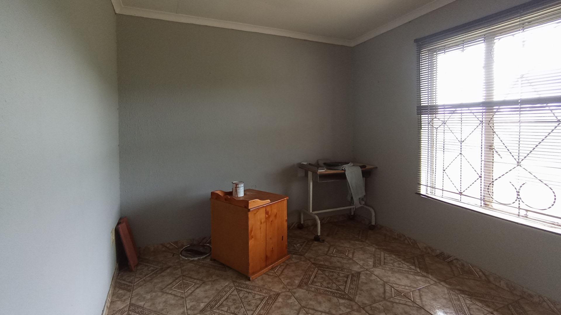 Bed Room 2 - 12 square meters of property in Soshanguve