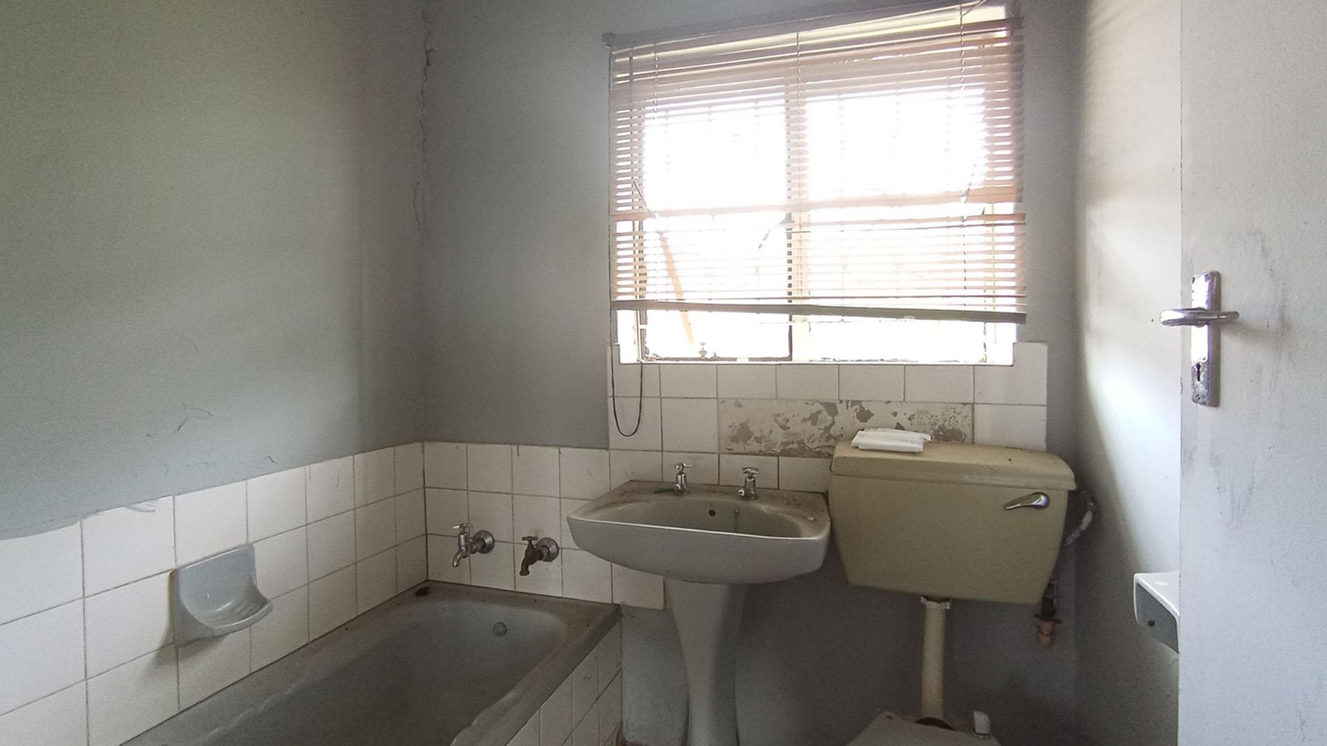 Bathroom 1 - 4 square meters of property in Soshanguve