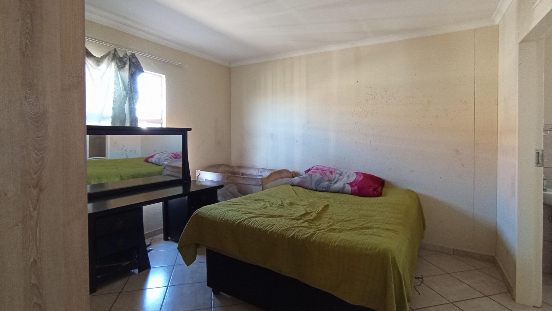 Main Bedroom - 16 square meters of property in Andeon