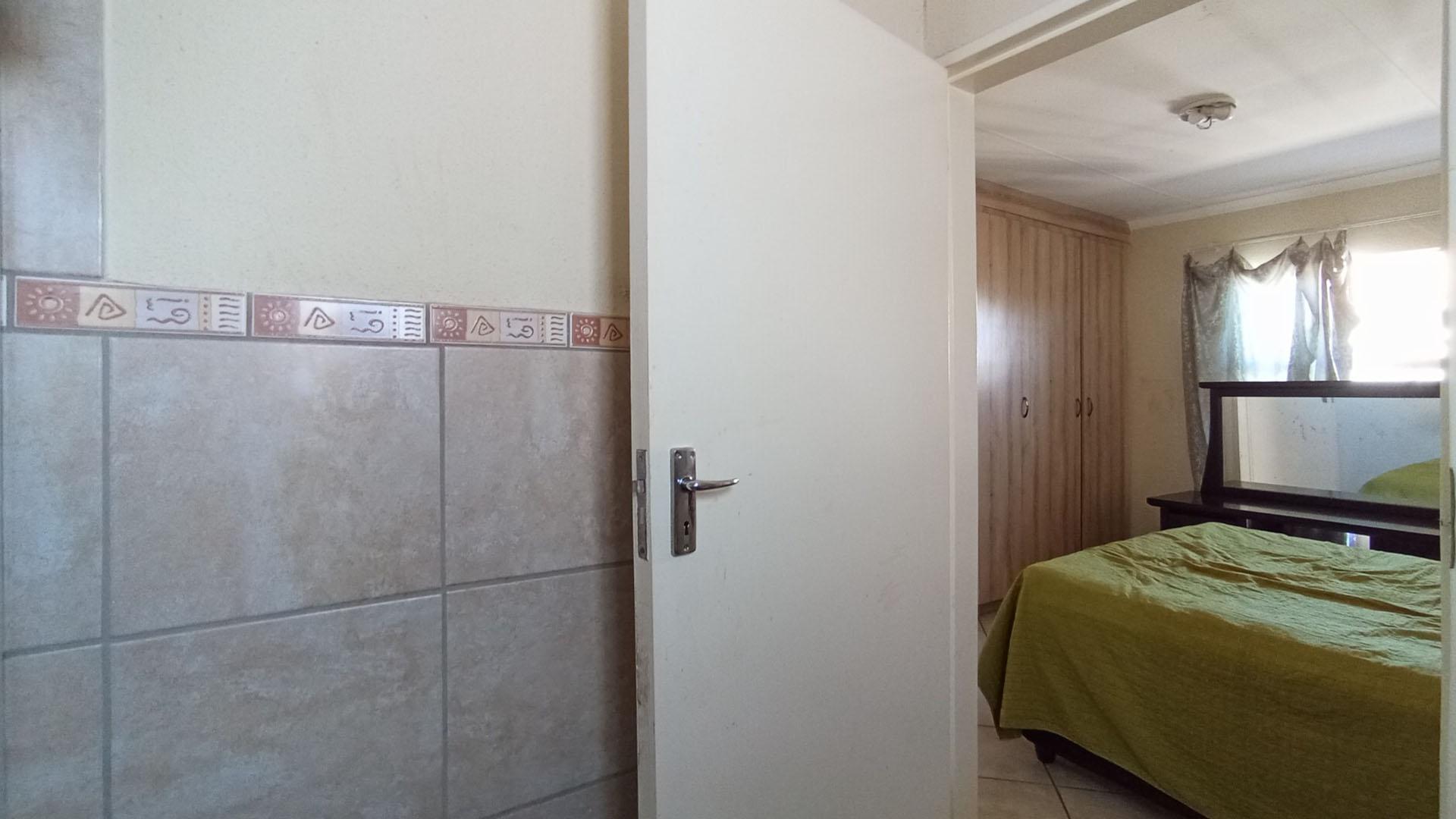 Main Bathroom - 5 square meters of property in Andeon