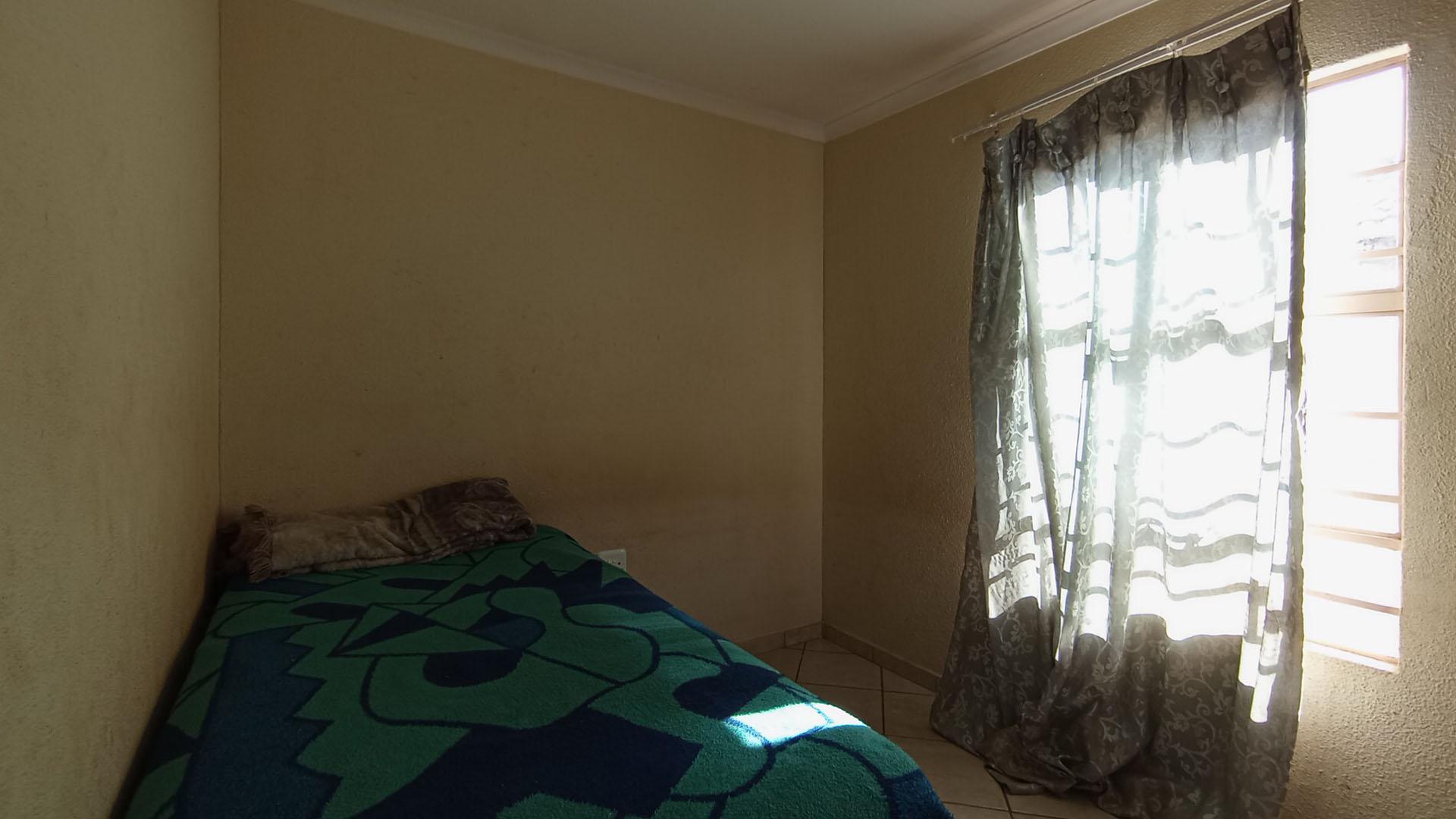 Bed Room 1 - 10 square meters of property in Andeon