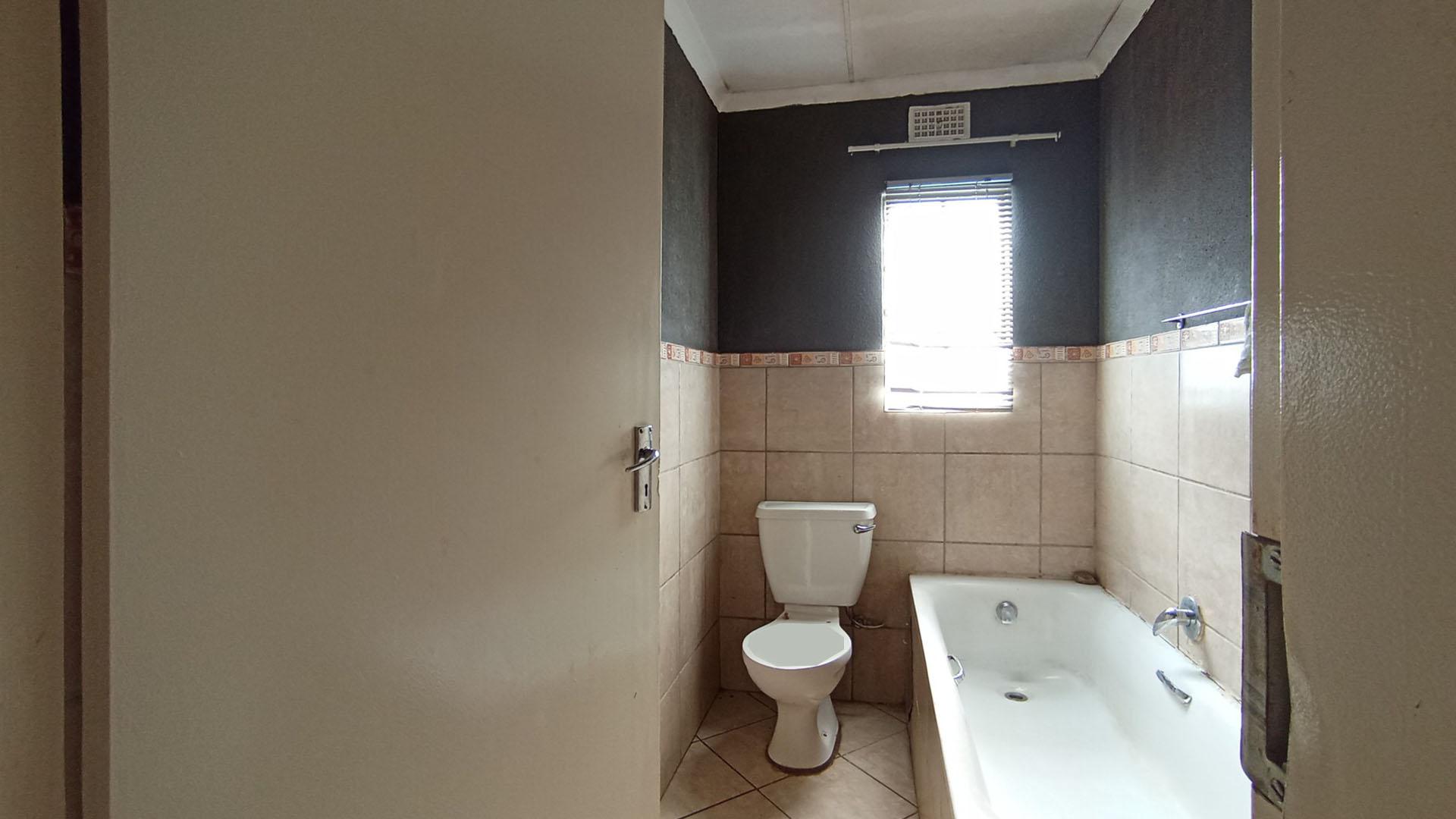Bathroom 1 - 5 square meters of property in Andeon