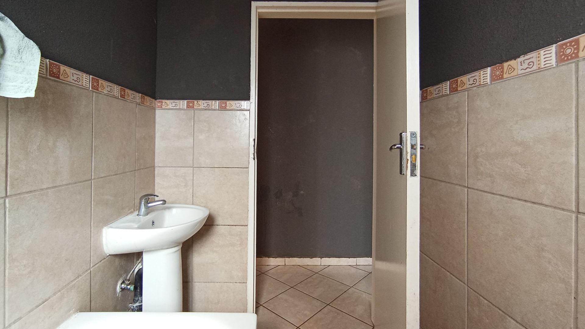 Bathroom 1 - 5 square meters of property in Andeon