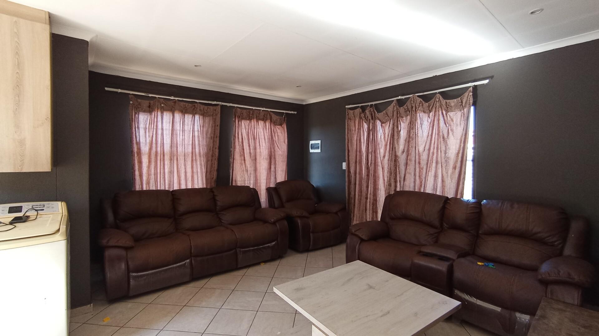 Lounges - 20 square meters of property in Andeon