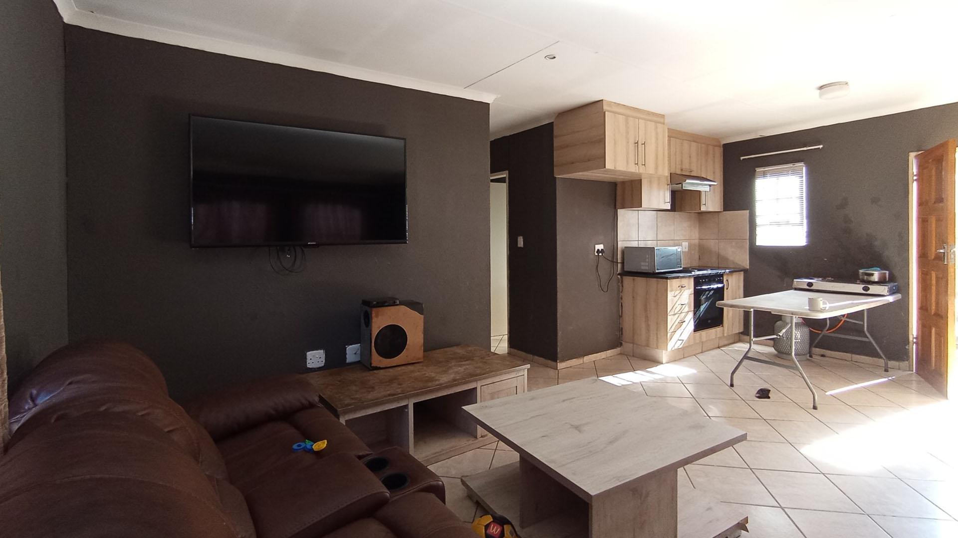 Lounges - 20 square meters of property in Andeon