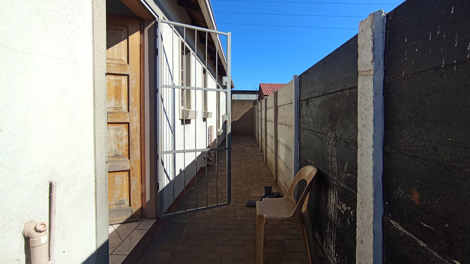 Front View of property in Andeon