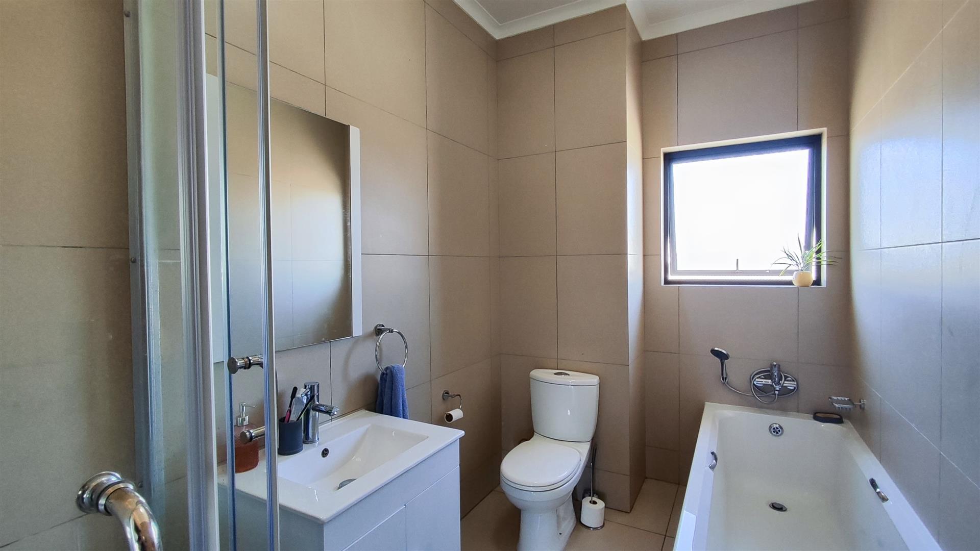 Bathroom 1 - 6 square meters of property in Driefontein 85-Ir