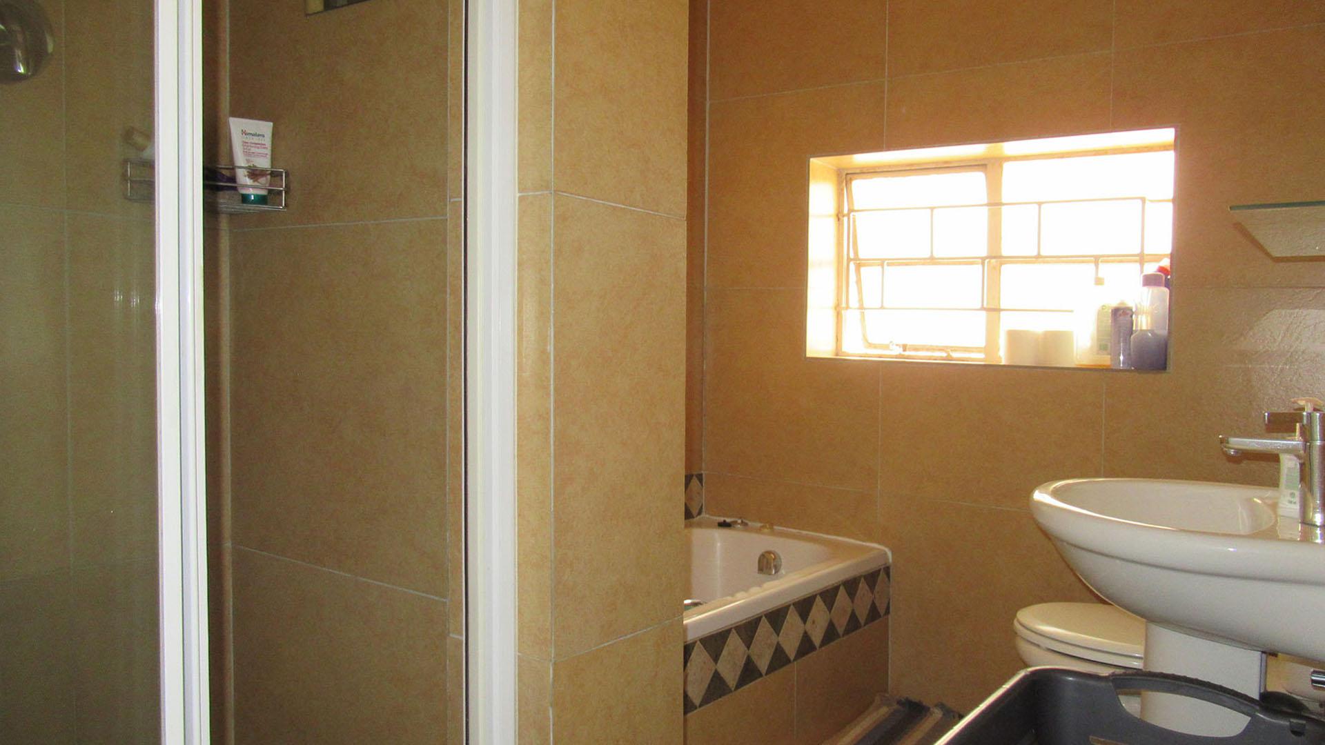 Main Bathroom - 6 square meters of property in Townsview