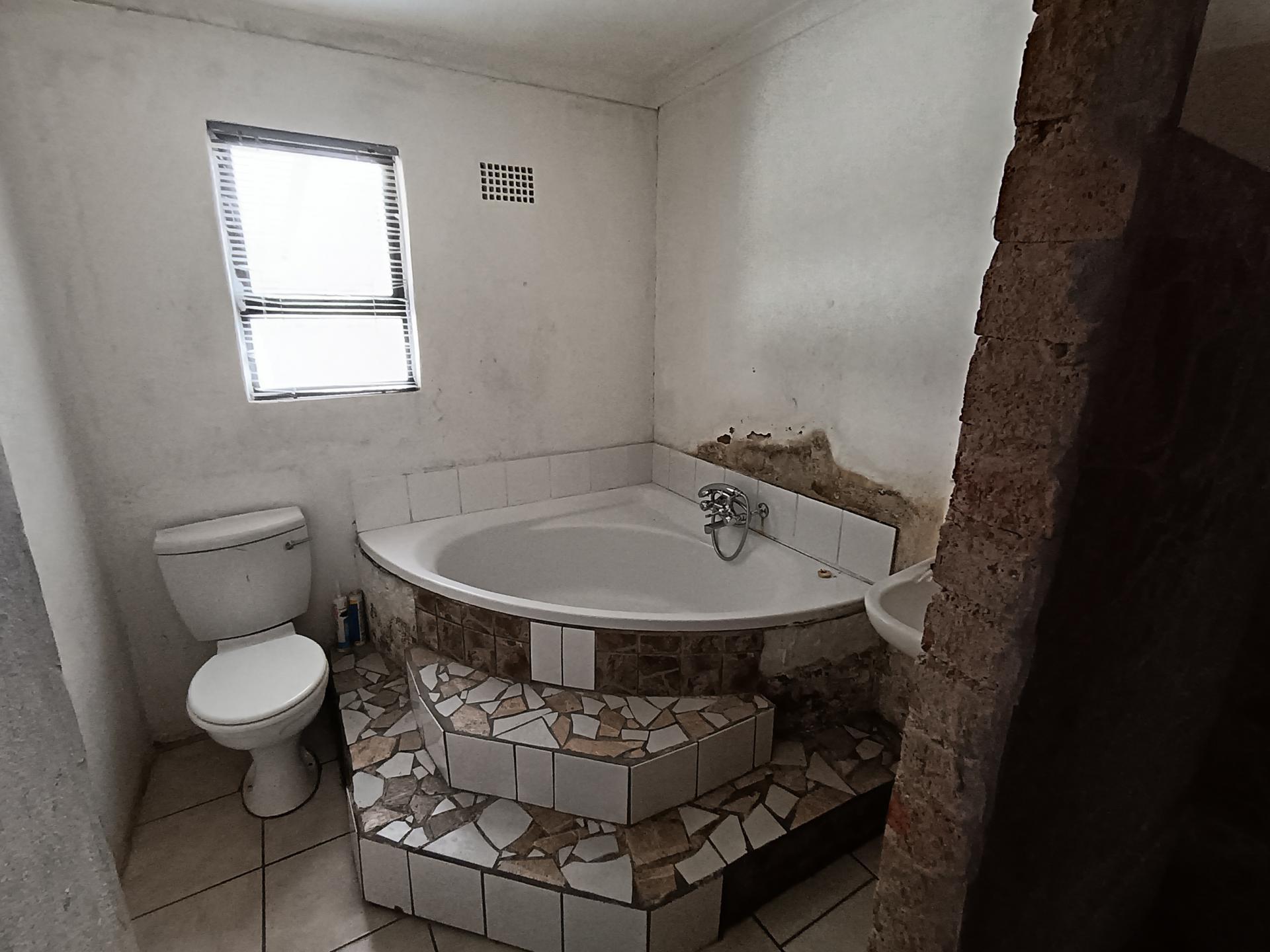 Bathroom 1 of property in Breidbach