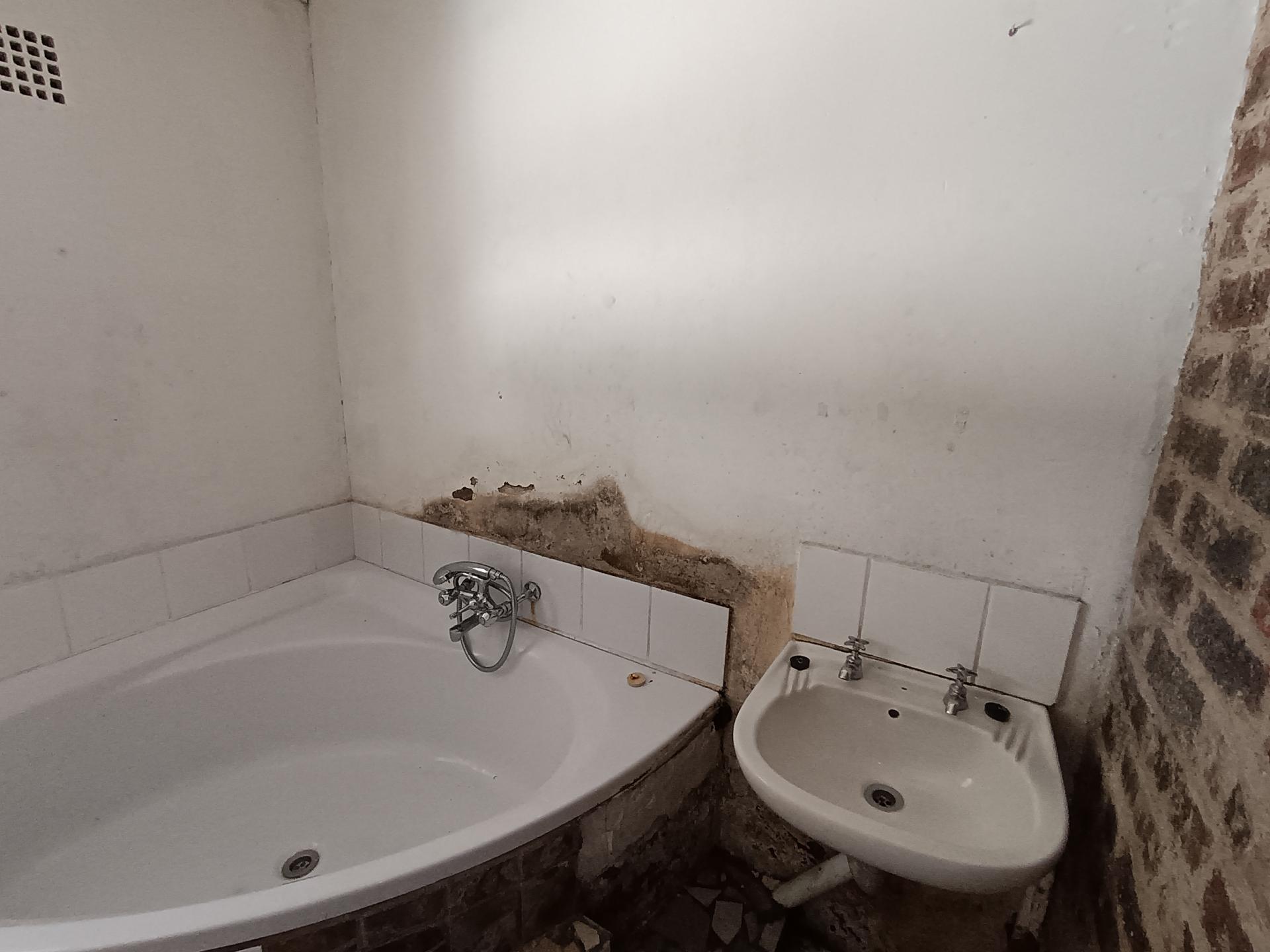 Bathroom 1 of property in Breidbach