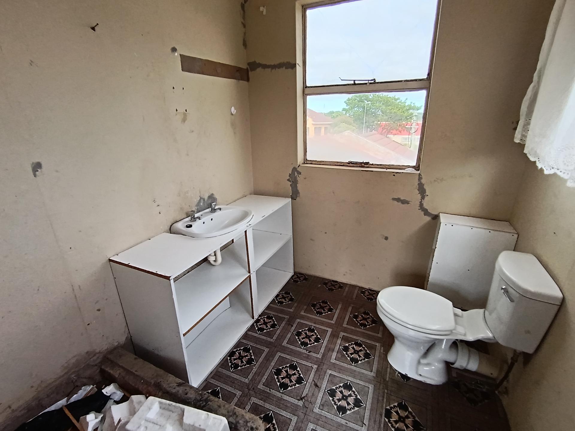 Main Bathroom of property in Breidbach