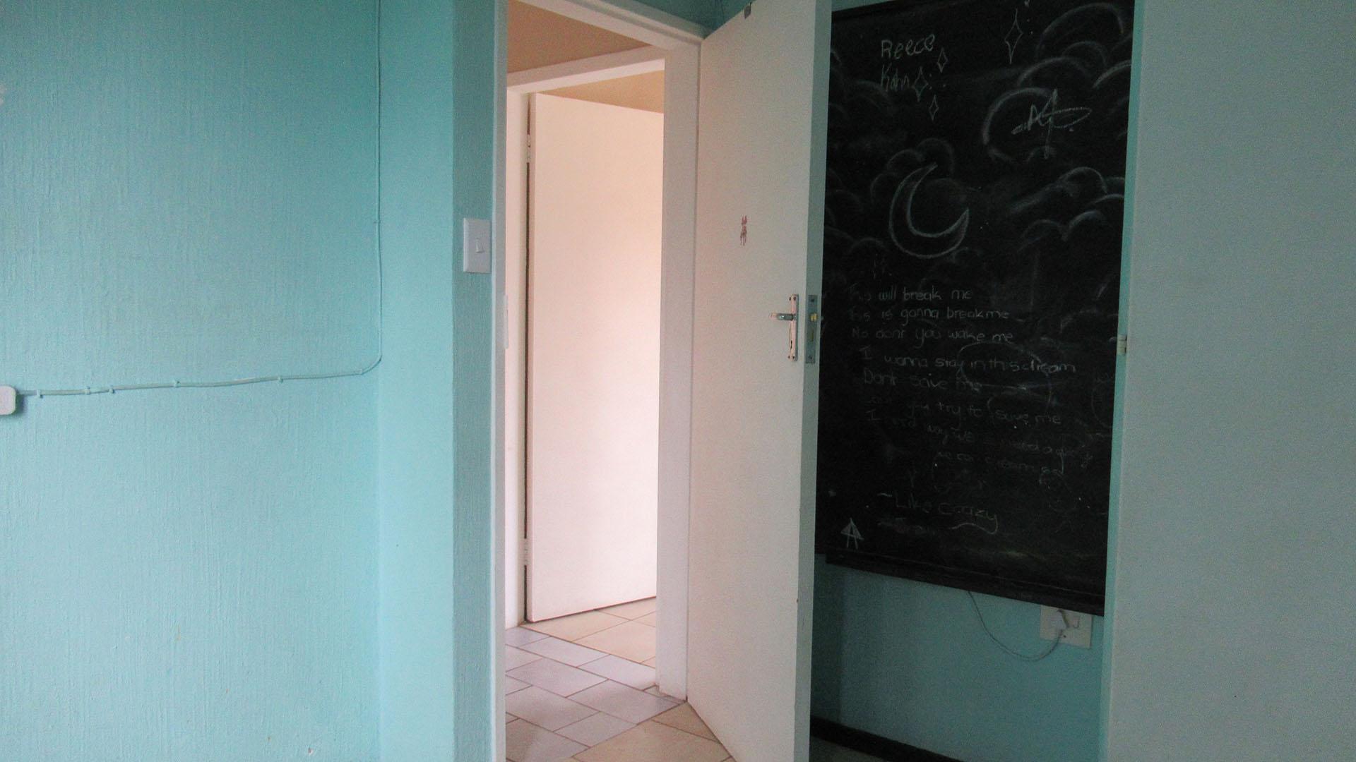 Bed Room 1 - 11 square meters of property in Horison View