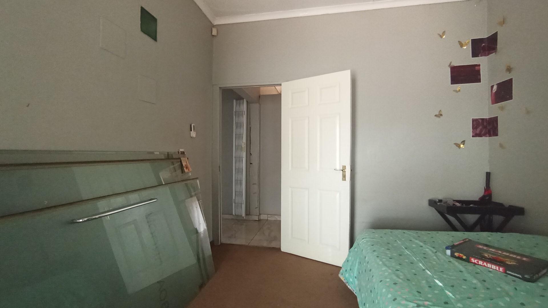 Bed Room 1 - 18 square meters of property in Pretoria Gardens