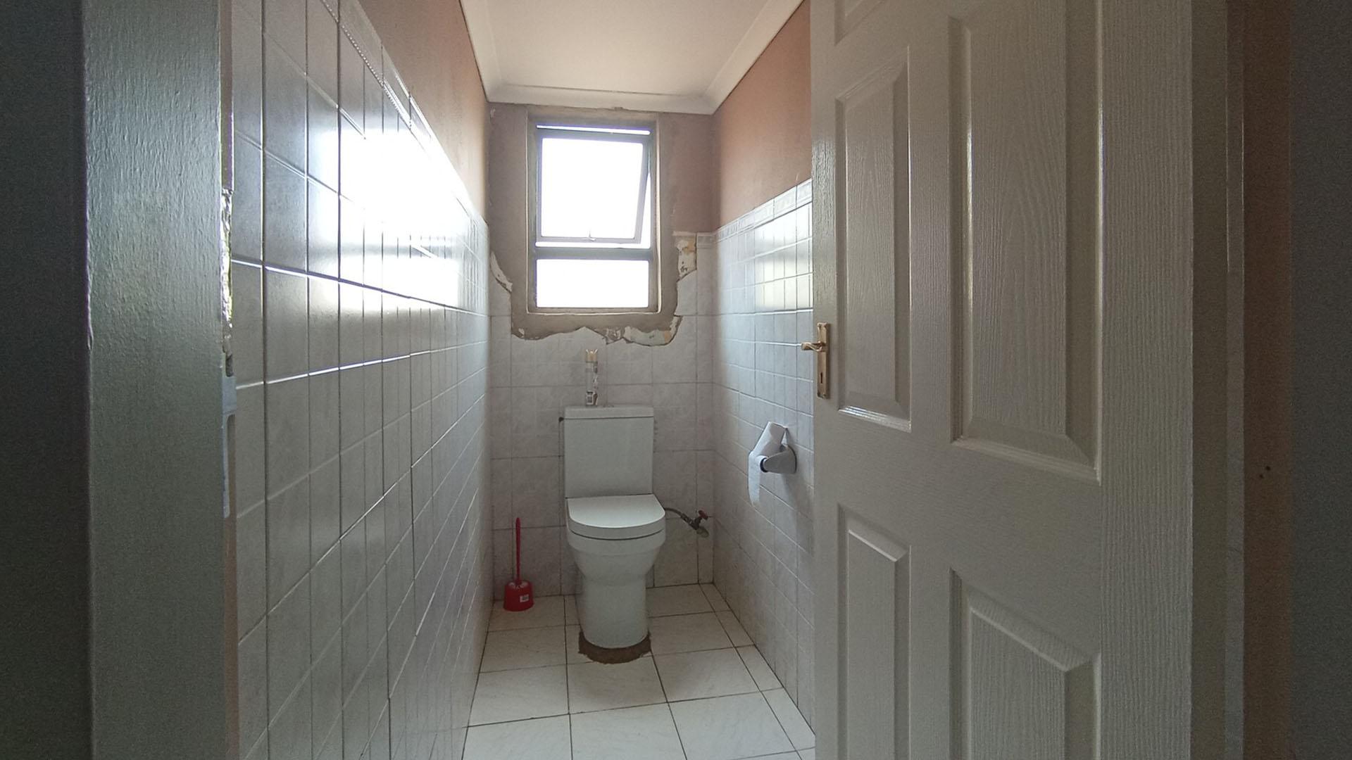Bathroom 1 - 8 square meters of property in Pretoria Gardens