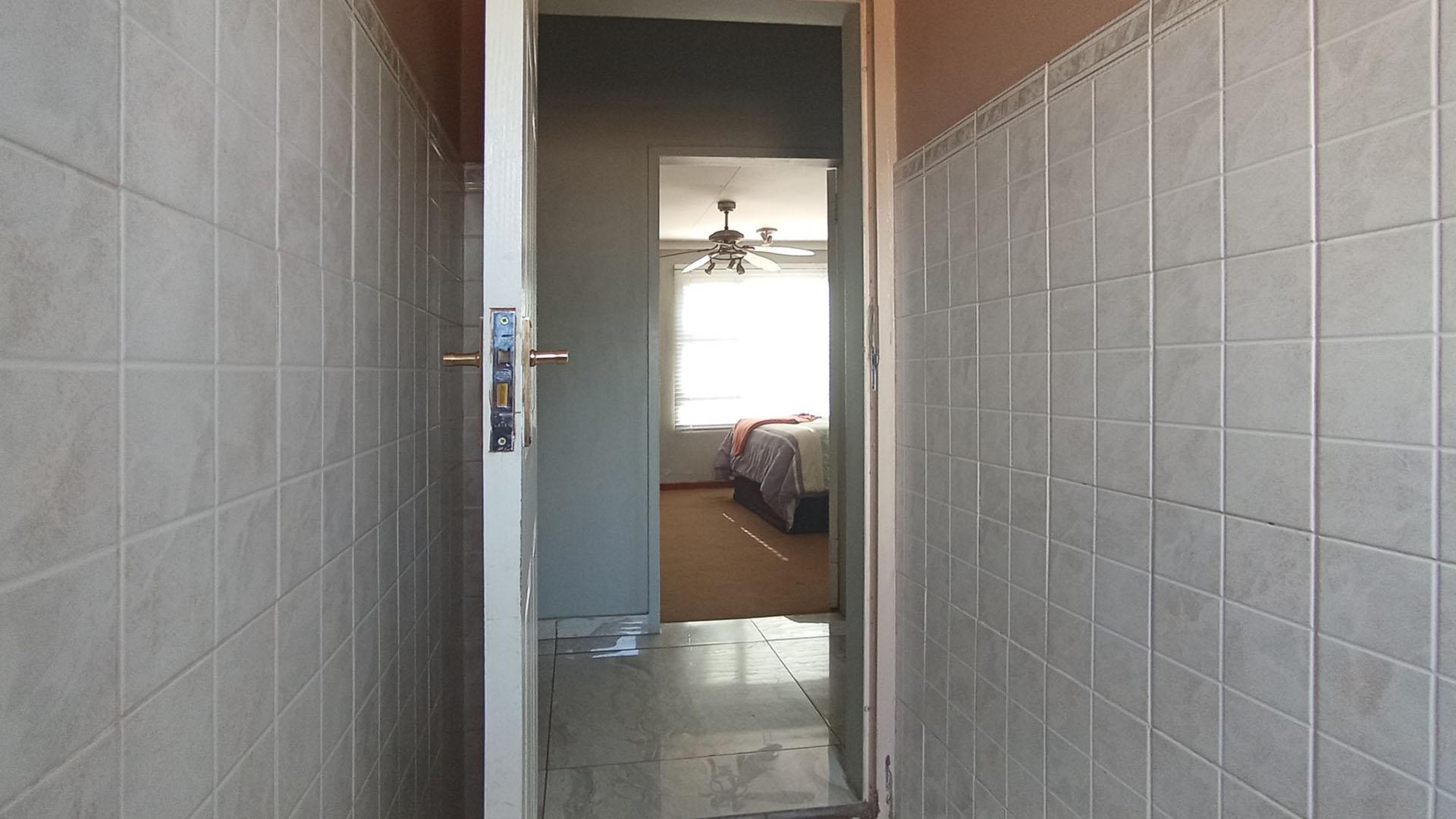 Bathroom 1 - 8 square meters of property in Pretoria Gardens