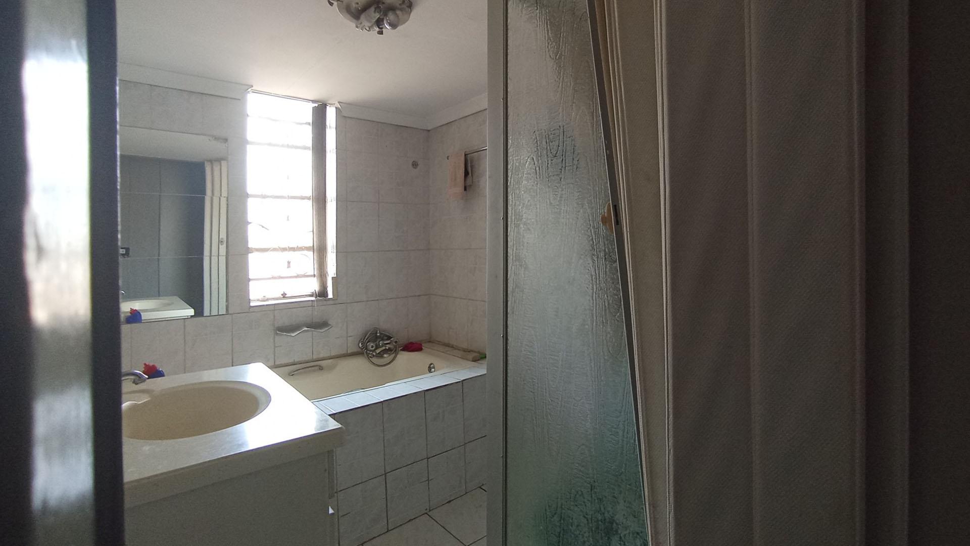 Bathroom 1 - 8 square meters of property in Pretoria Gardens