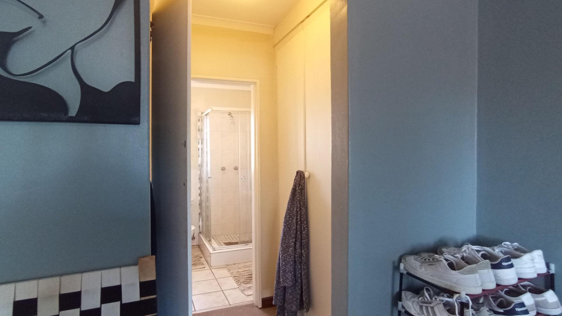 Main Bedroom - 16 square meters of property in Die Hoewes