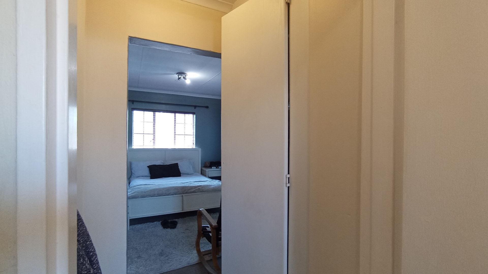 Main Bedroom - 16 square meters of property in Die Hoewes