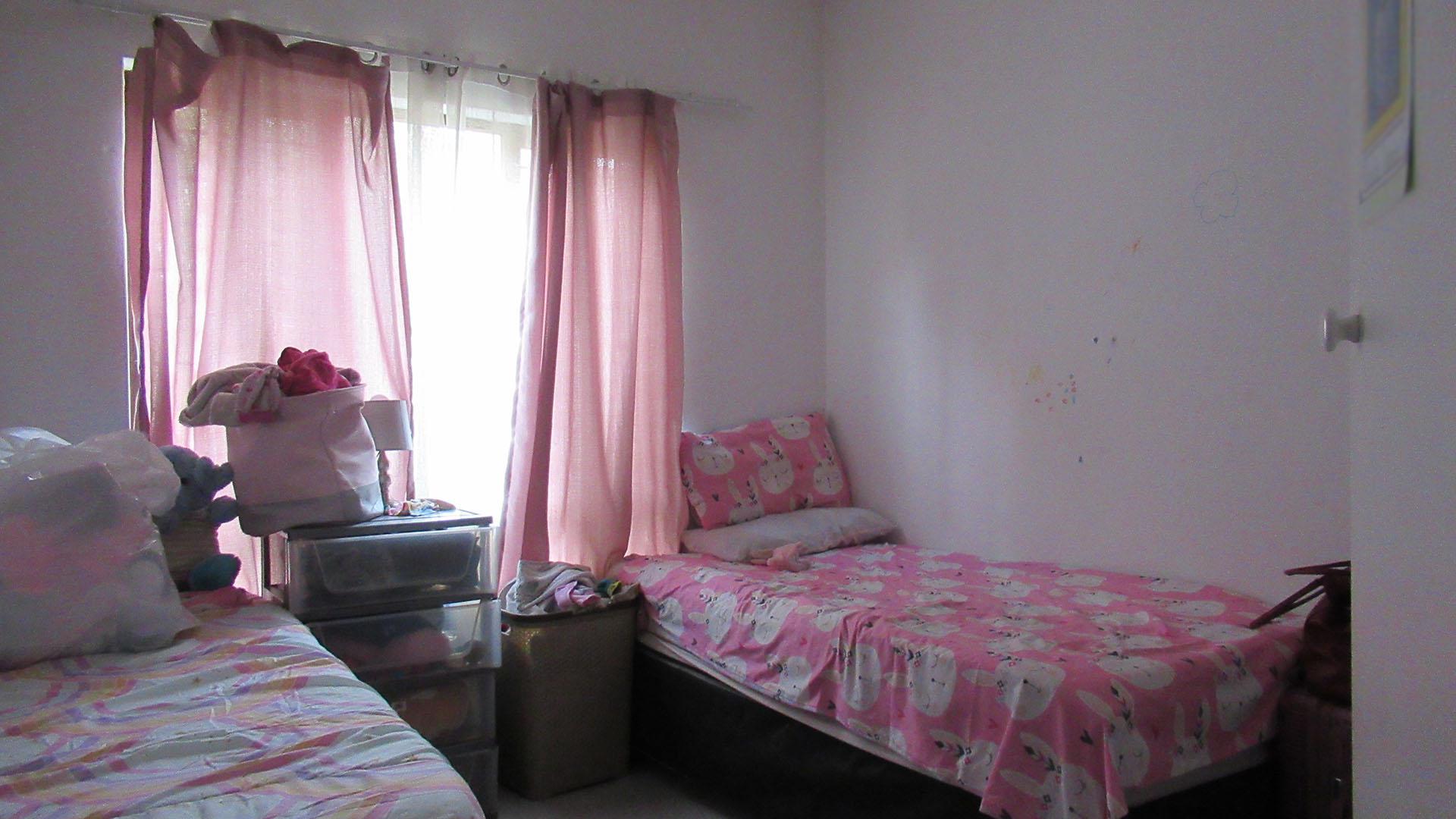 Bed Room 1 - 13 square meters of property in Paulshof