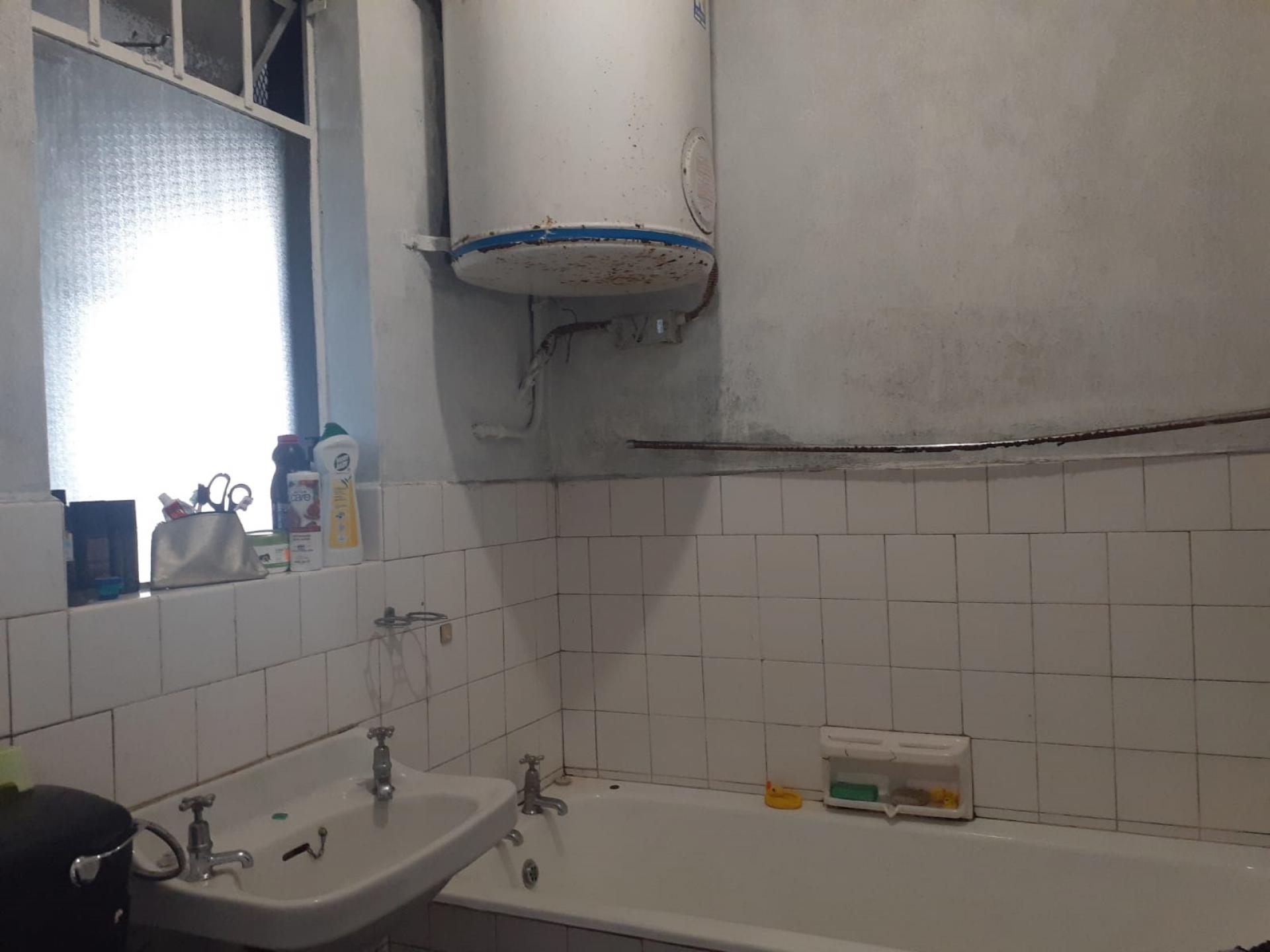 Bathroom 1 of property in Port Elizabeth Central