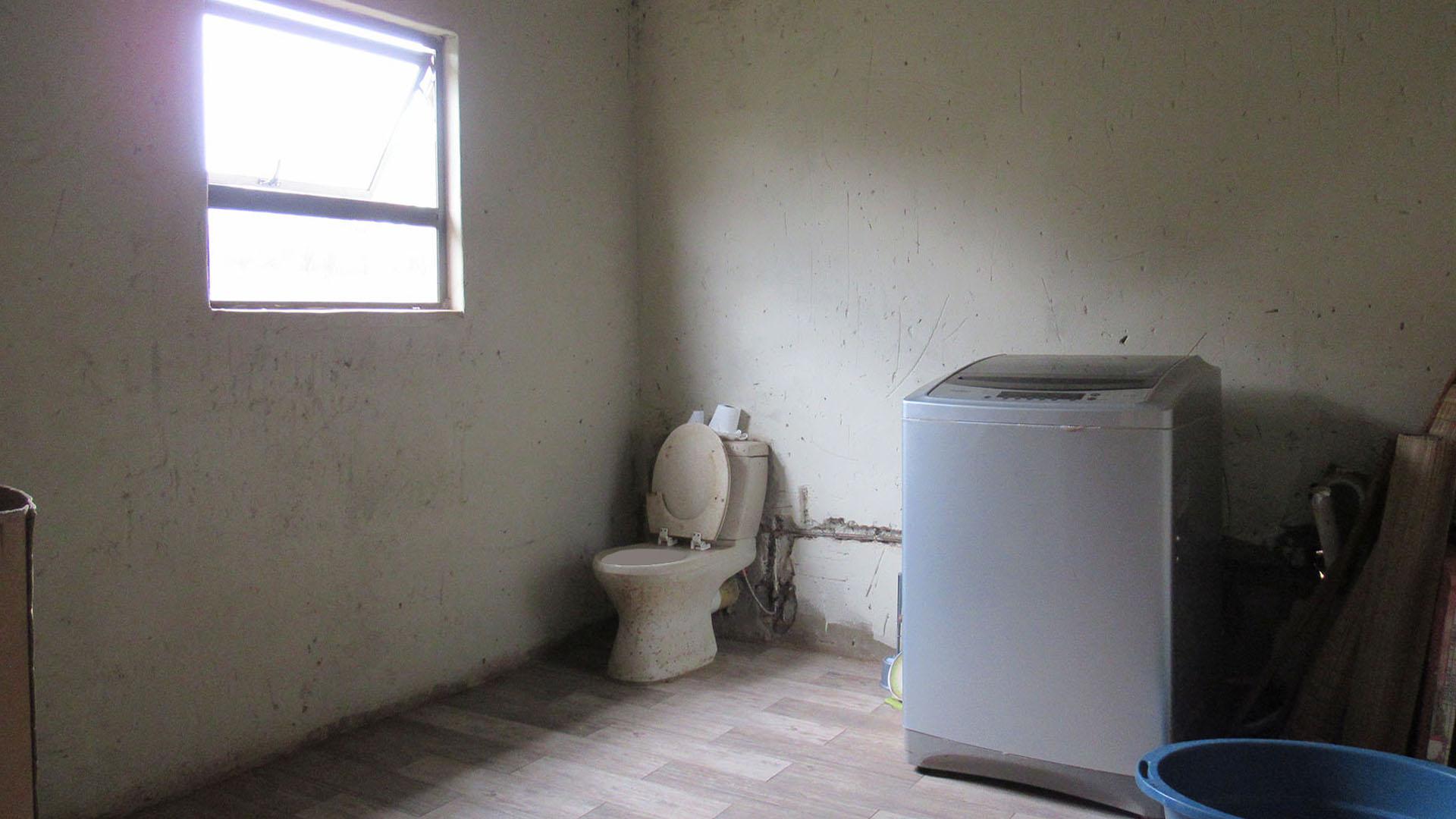 Bathroom 1 - 4 square meters of property in Protea Glen