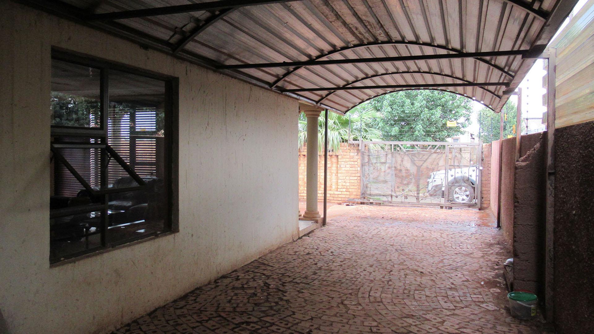 Spaces of property in Protea Glen