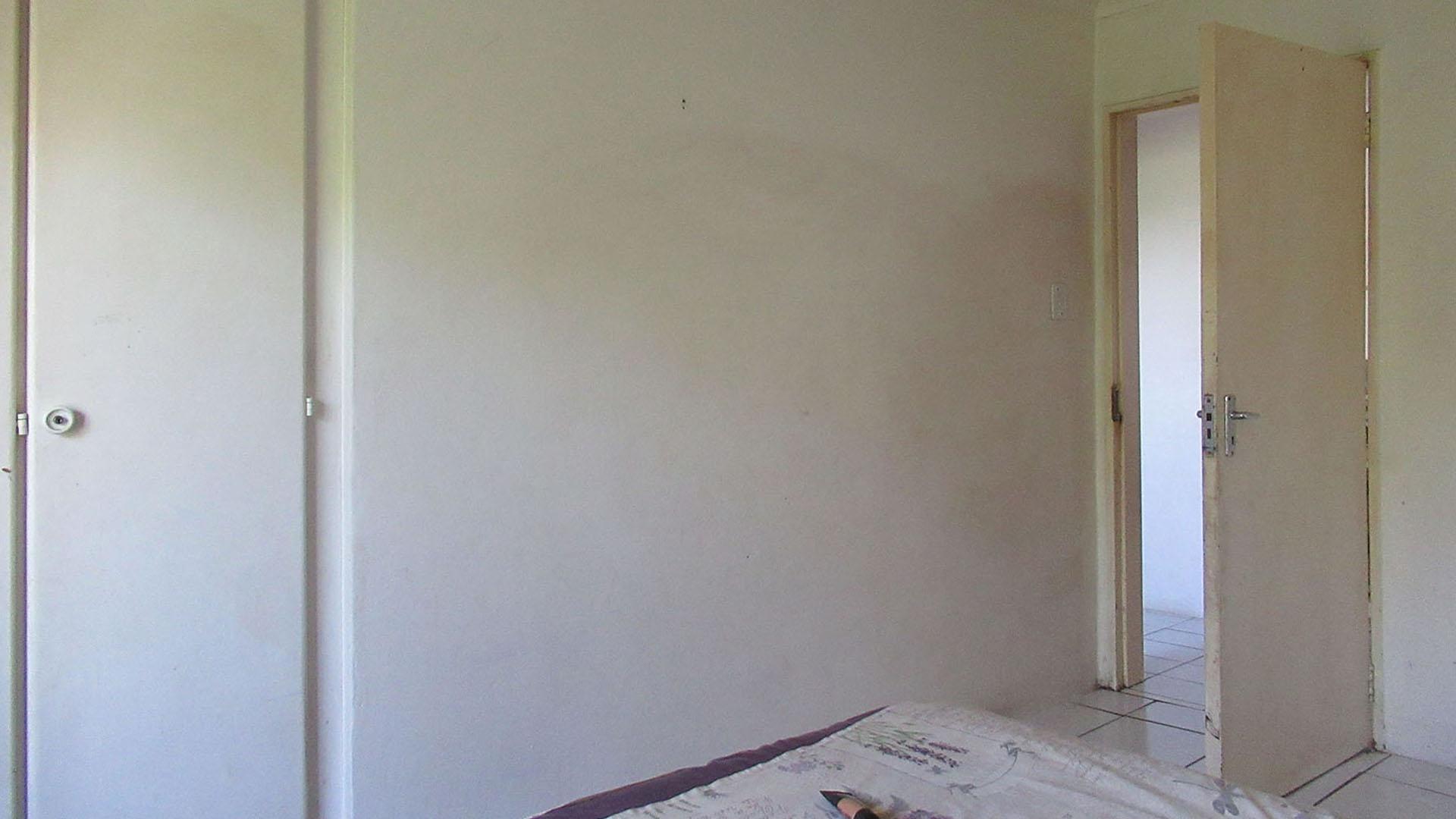 Bed Room 1 - 12 square meters of property in Florida