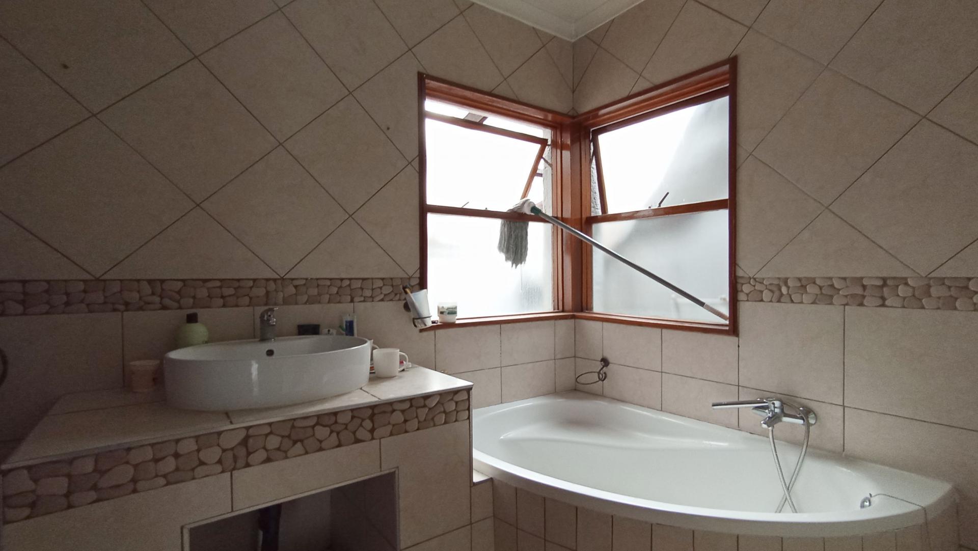 Bathroom 1 - 8 square meters of property in Dowerglen