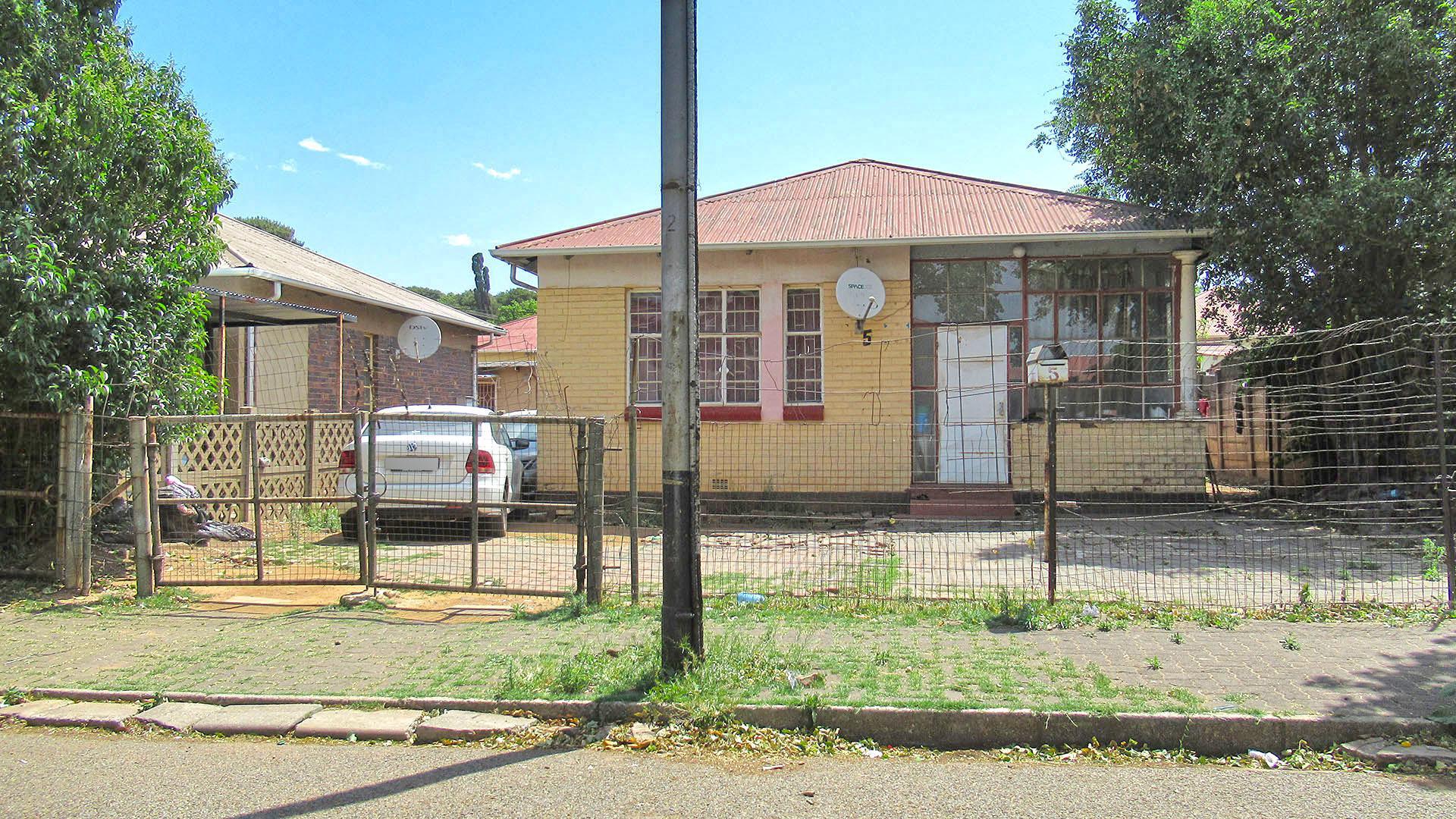 Front View of property in Pioneer Park