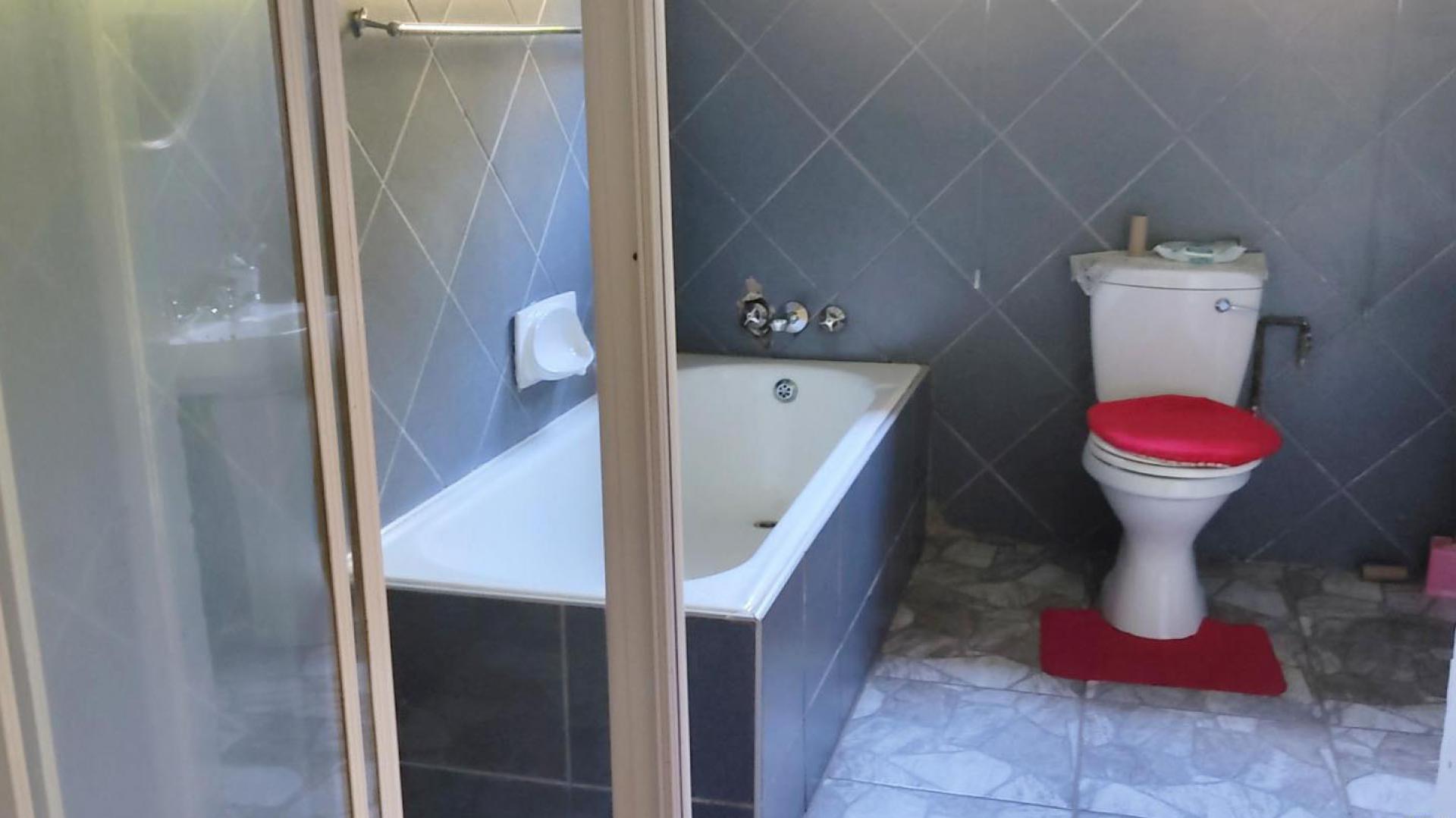 Bathroom 1 of property in Port Edward