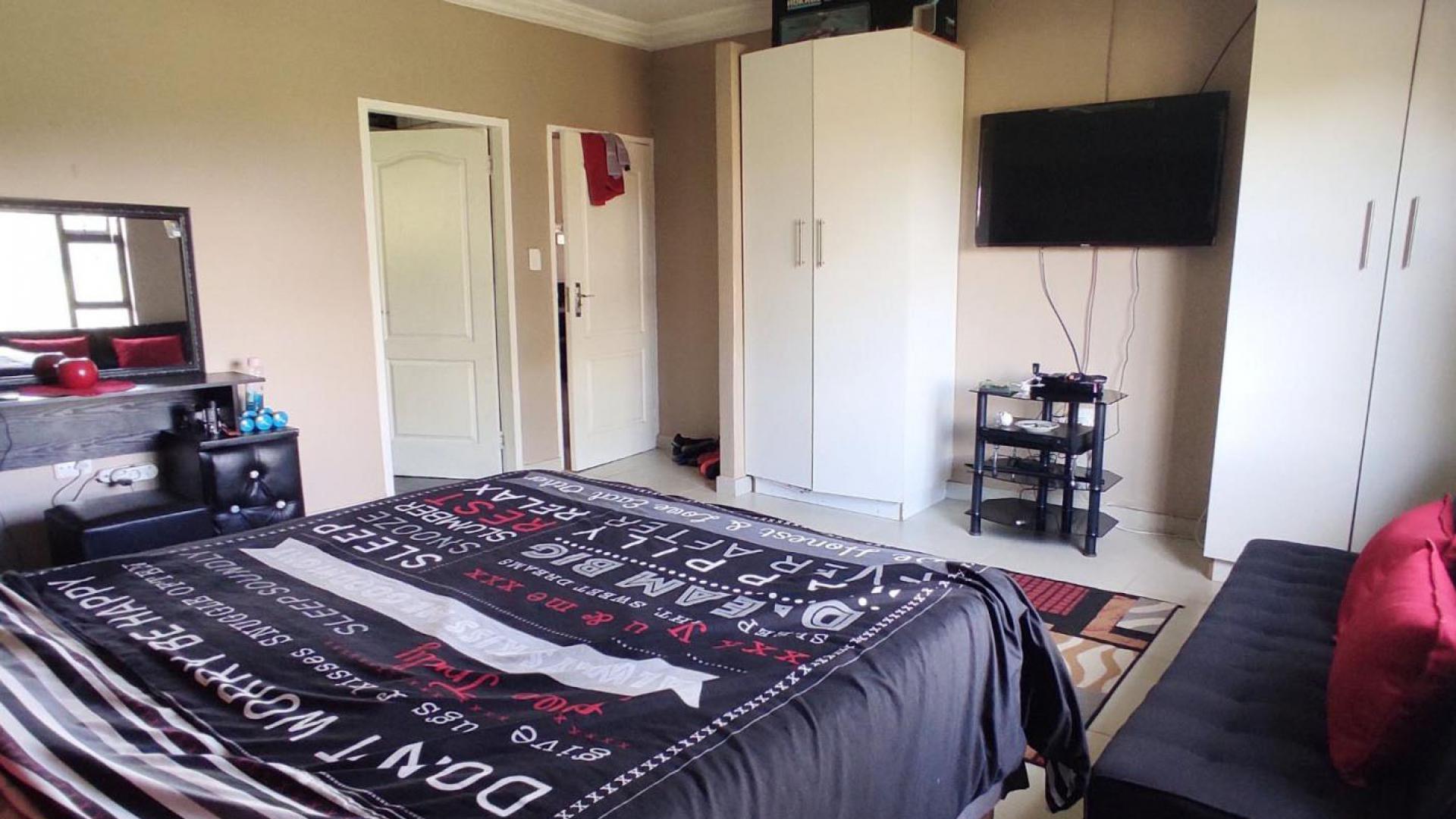 Bed Room 4 of property in Port Edward