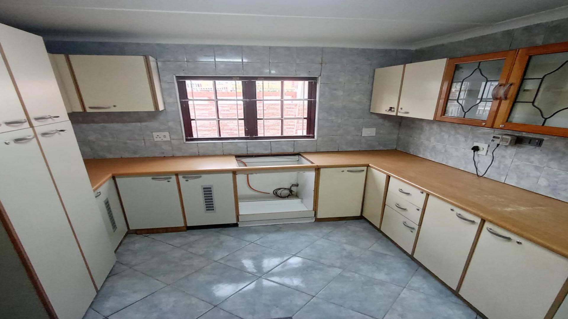 Kitchen of property in Lotus Park