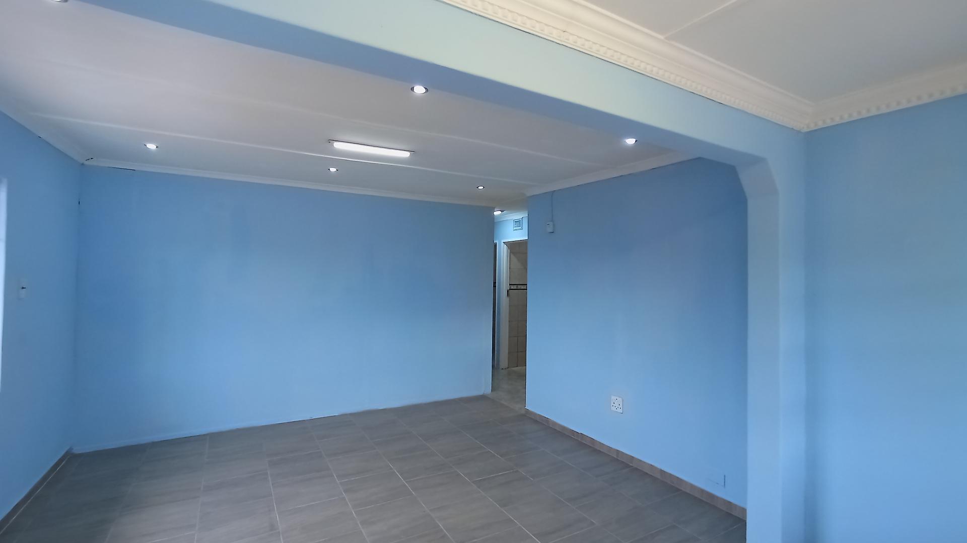 Lounges - 17 square meters of property in Lotus Park
