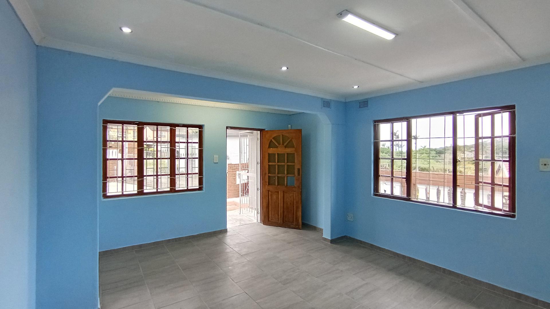 Lounges - 17 square meters of property in Lotus Park