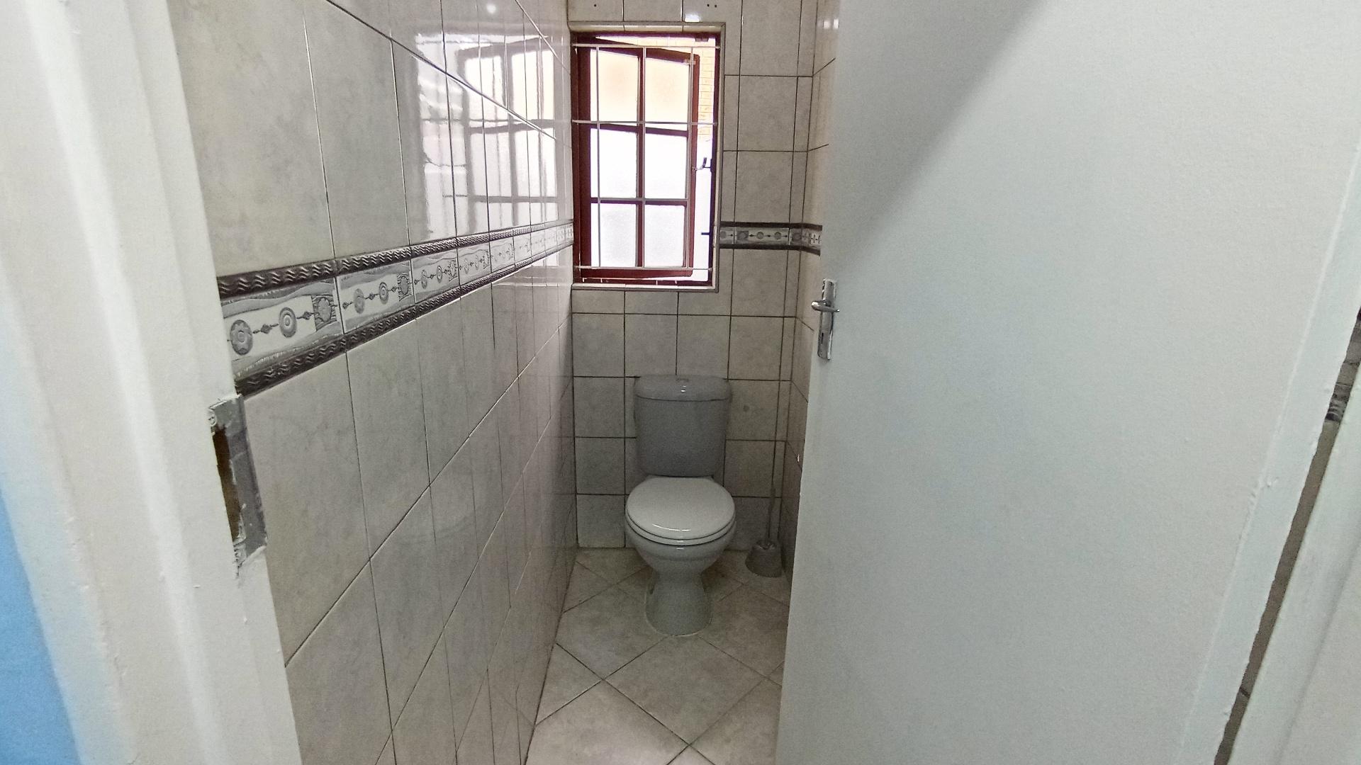 Guest Toilet - 2 square meters of property in Lotus Park