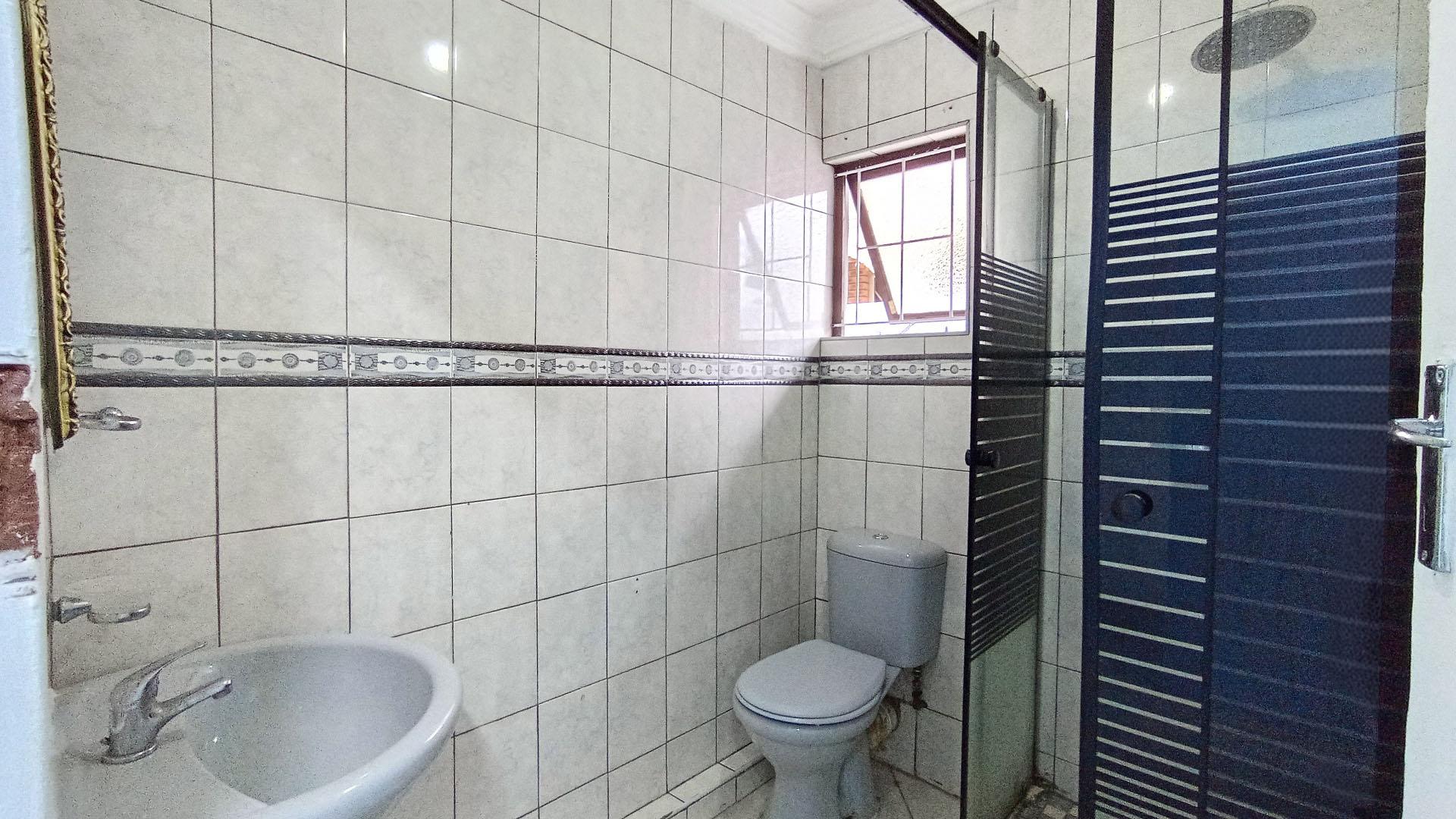 Bathroom 1 - 4 square meters of property in Lotus Park