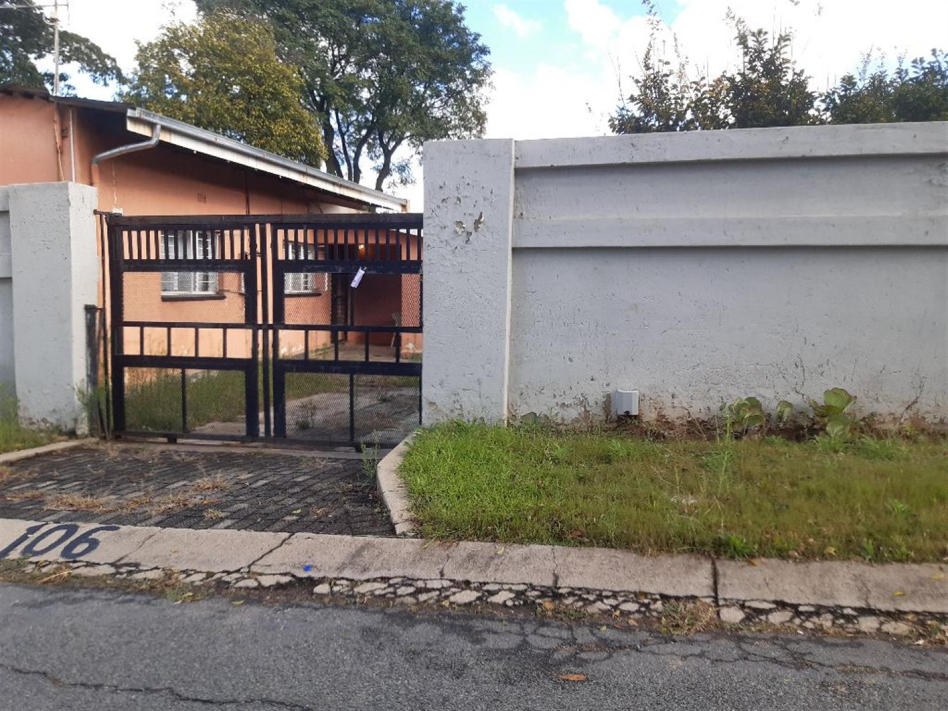 Front View of property in Fontainebleau