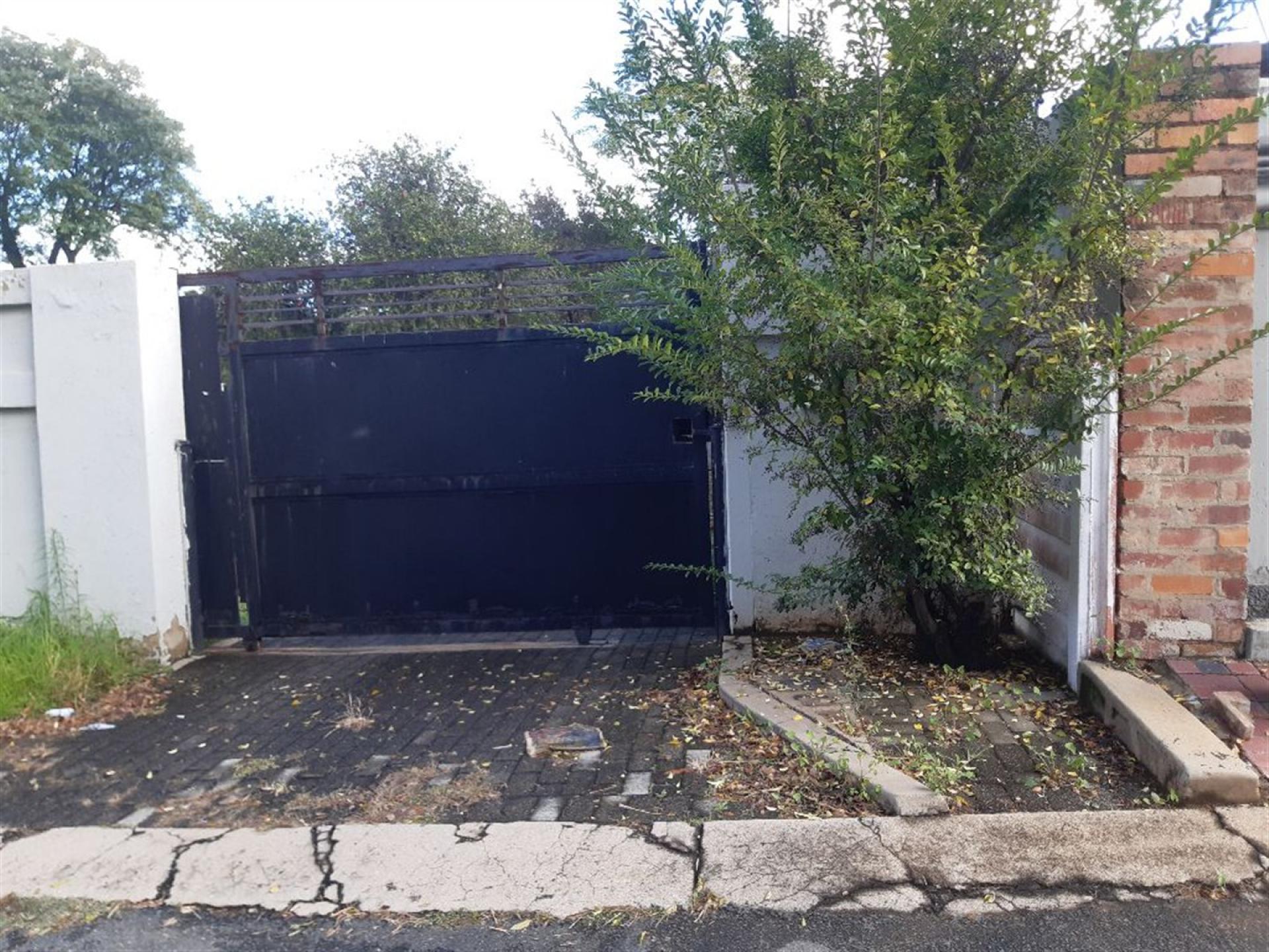 Front View of property in Fontainebleau